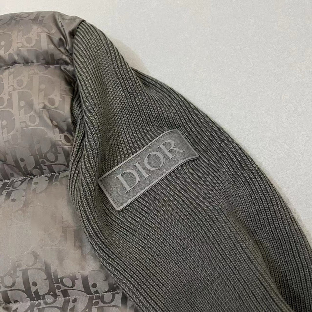 Schwarze, graue, blaue und weiße Jacke
