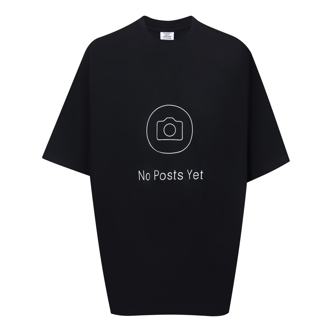 Weißes und schwarzes T-Shirt