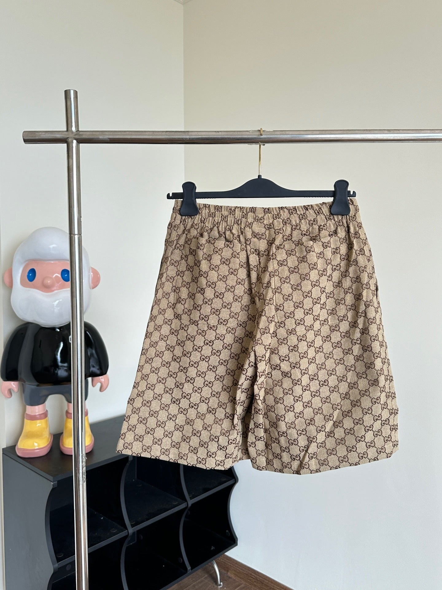 Pantalón corto negro y caqui