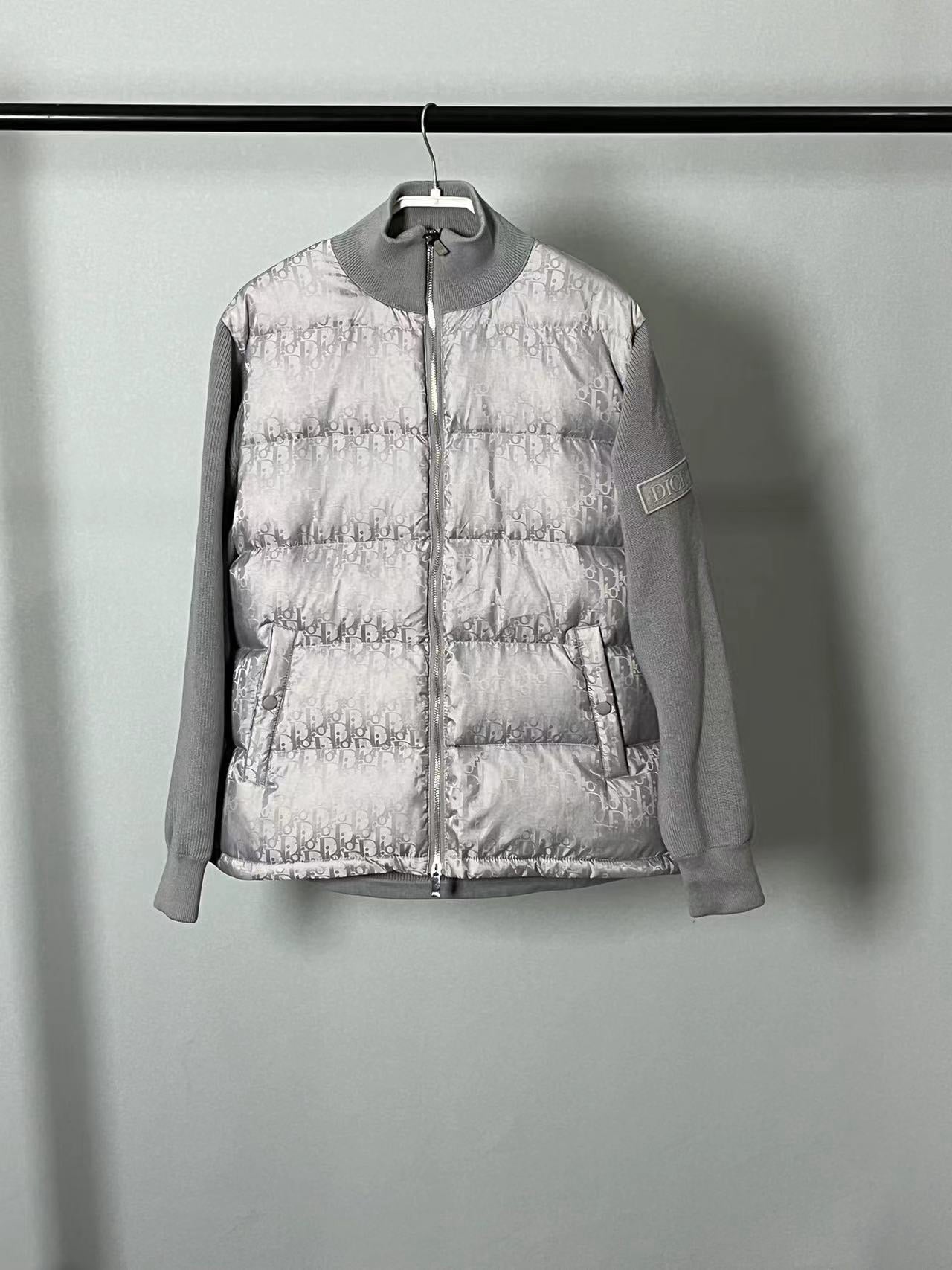 Schwarze, graue, blaue und weiße Jacke