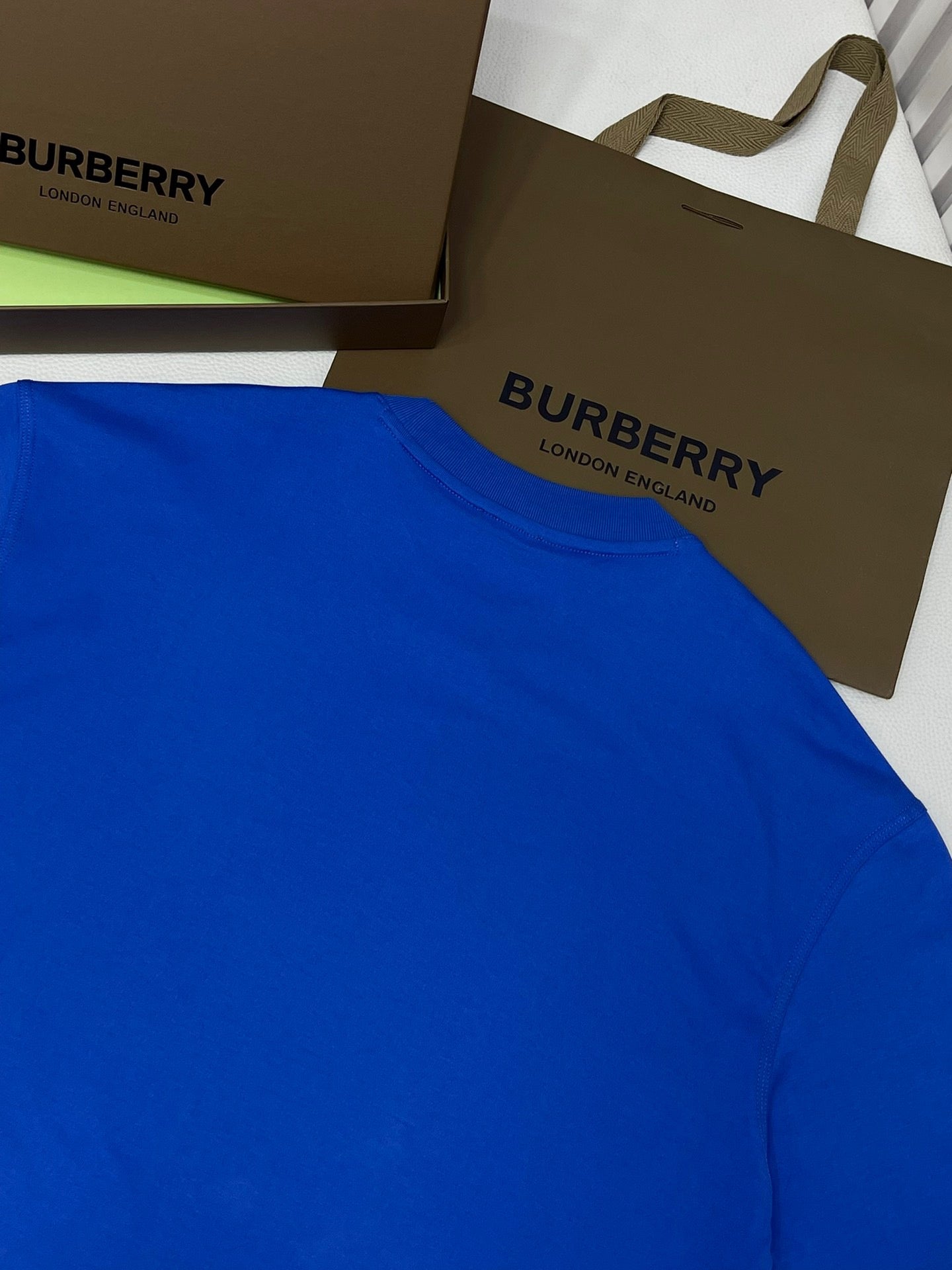 Schwarzes, weißes, grünes und blaues T-Shirt
