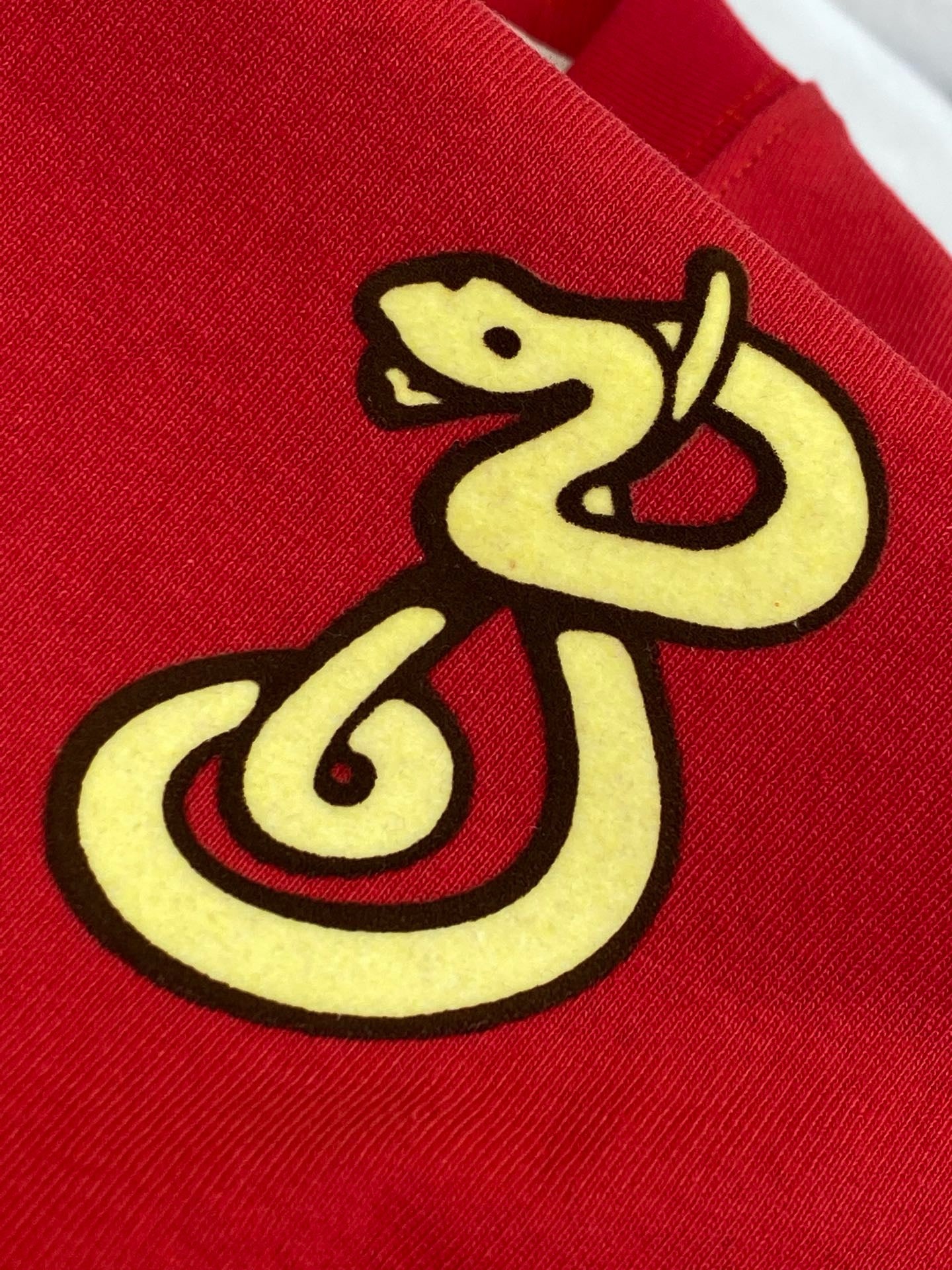 rotes und beiges T-Shirt