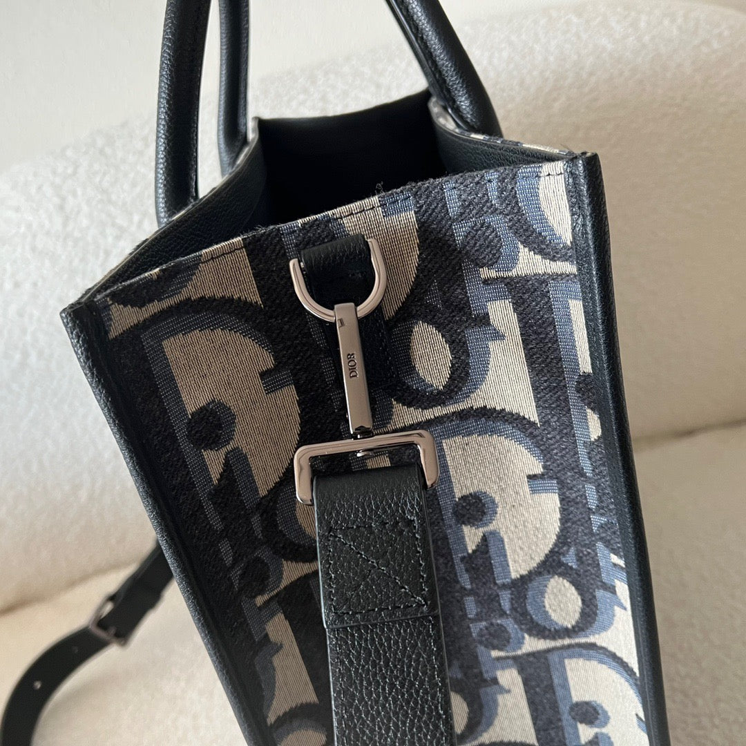 Blaue und schwarzgraue Tasche
