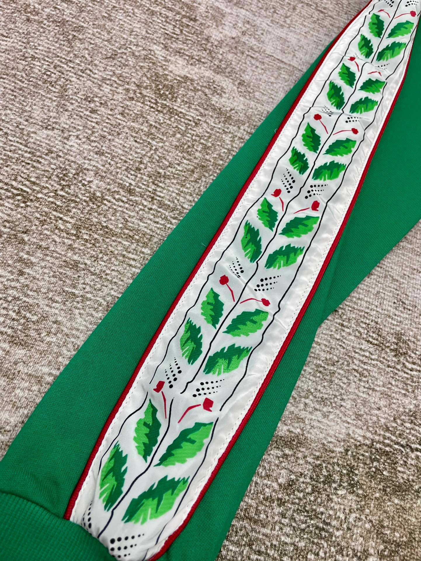 Chaqueta roja y verde