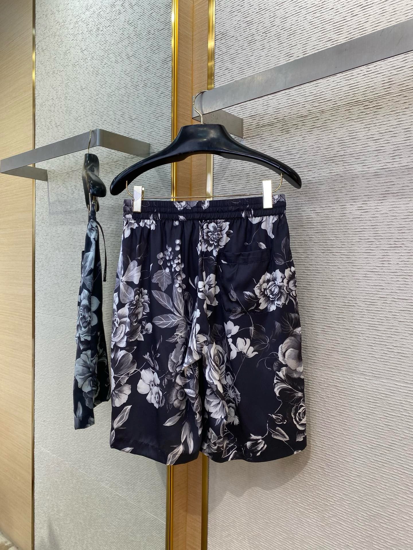 Mehrfarbiges T-Shirt mit Shorts