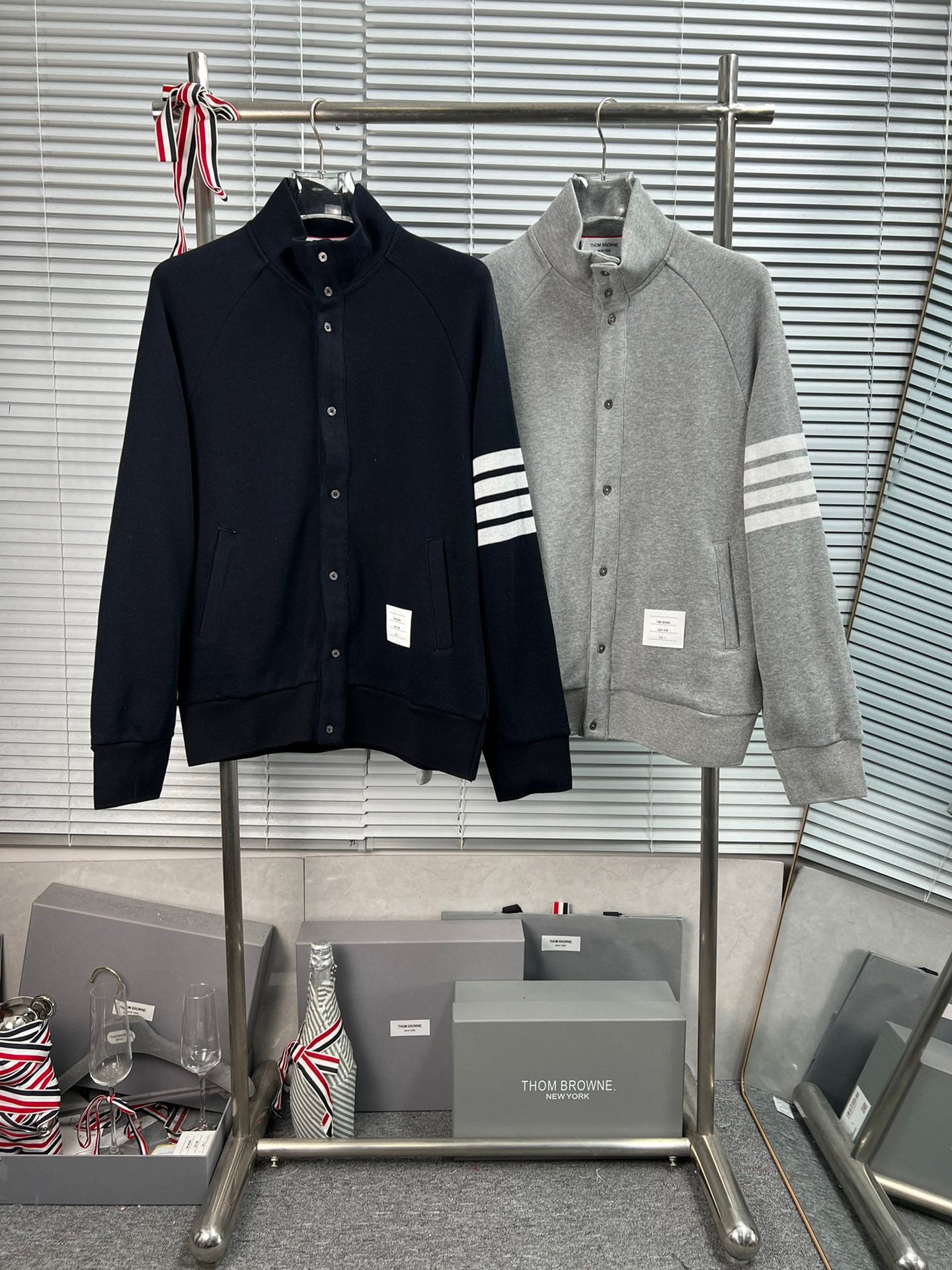 Graue und dunkelblaue Jacke