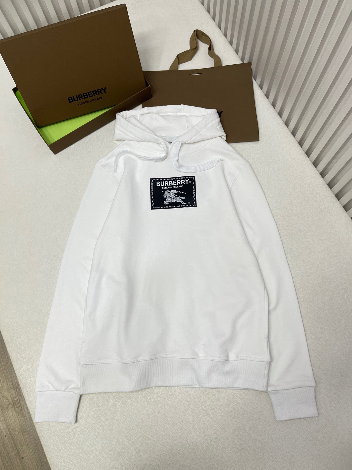 Sudadera con capucha en blanco y negro