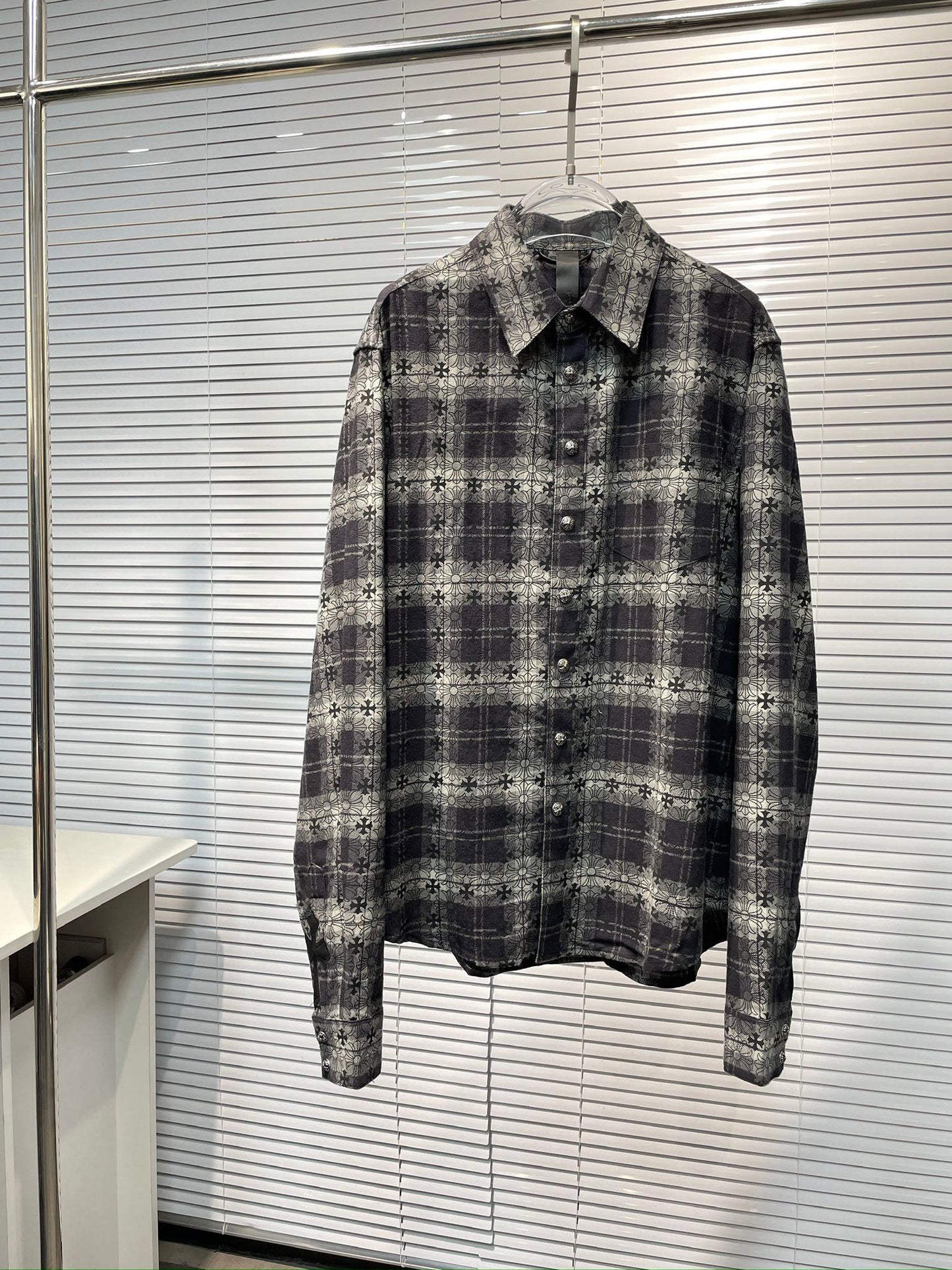 Camisa azul y negra