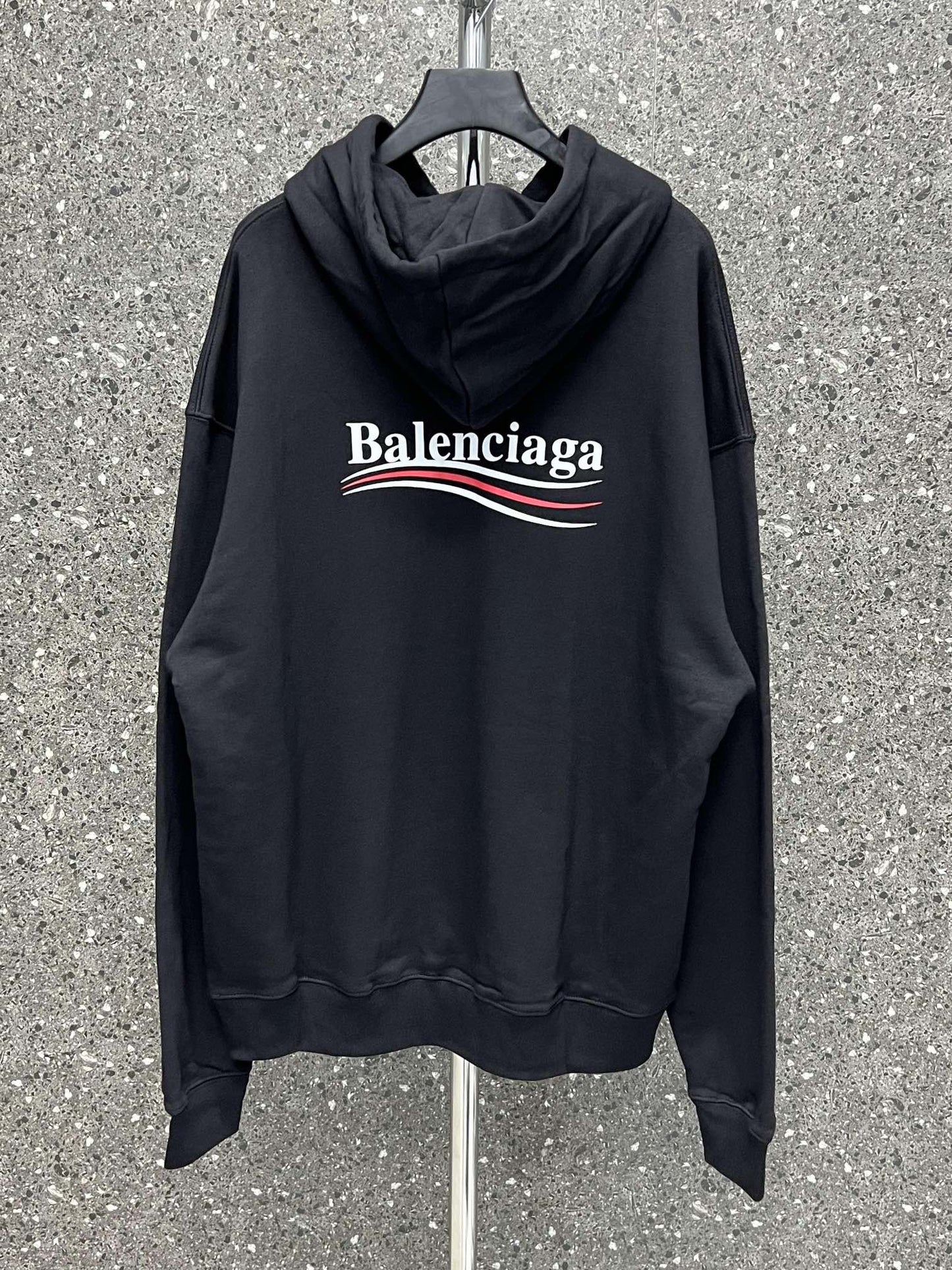 Sudadera con capucha blanca y negra