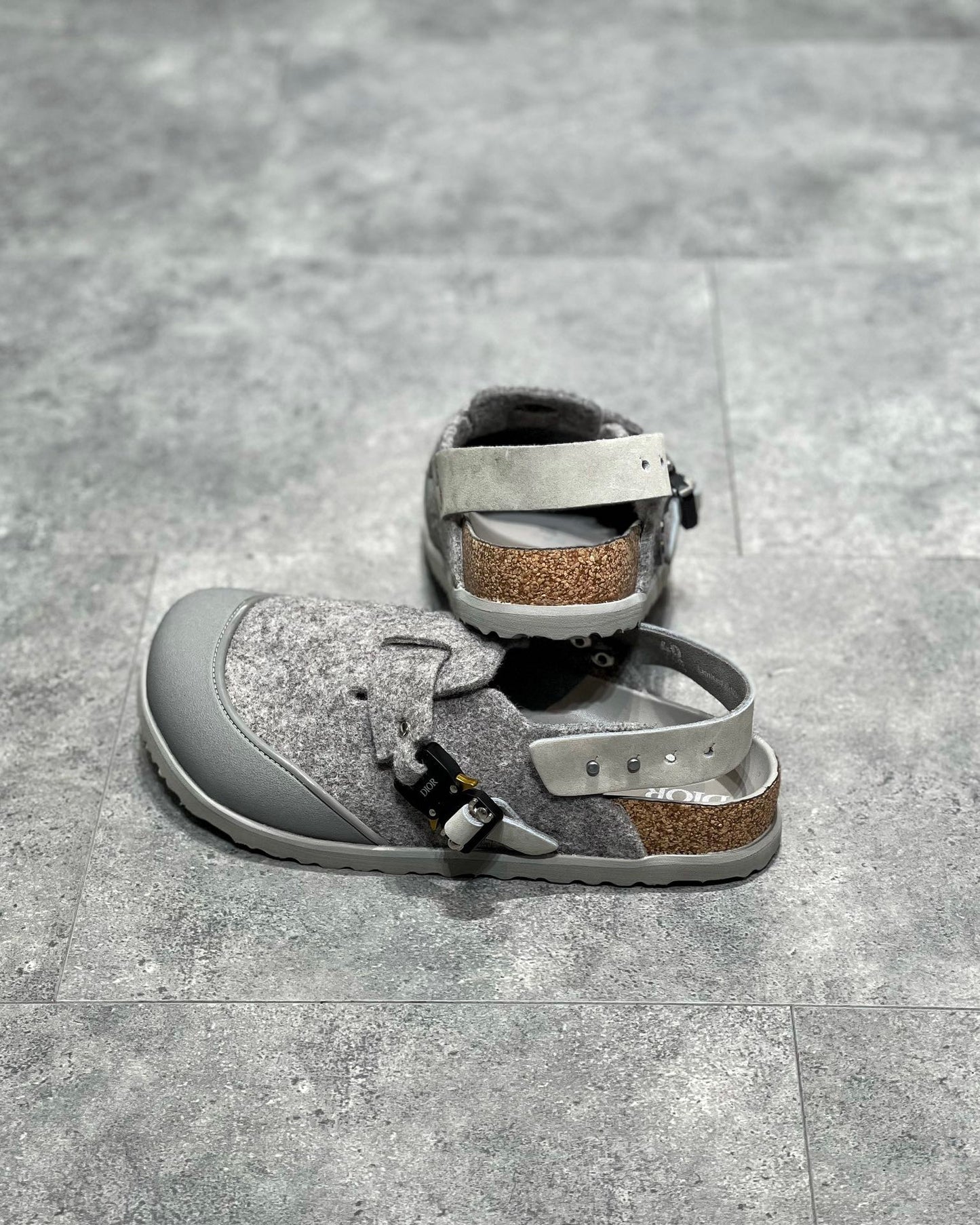 Schwarze, graue und cremefarbene Schuhe