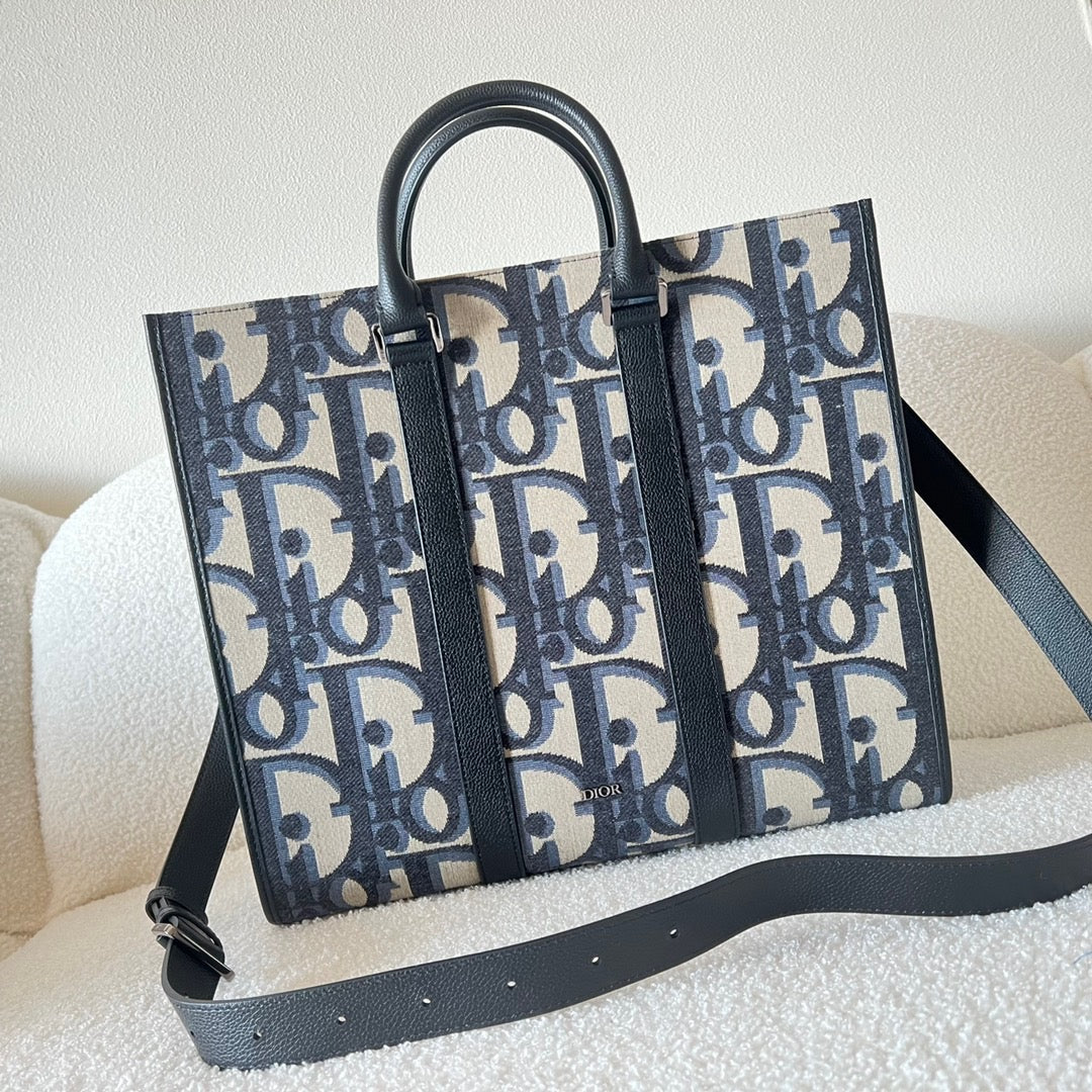 Blaue und schwarzgraue Tasche