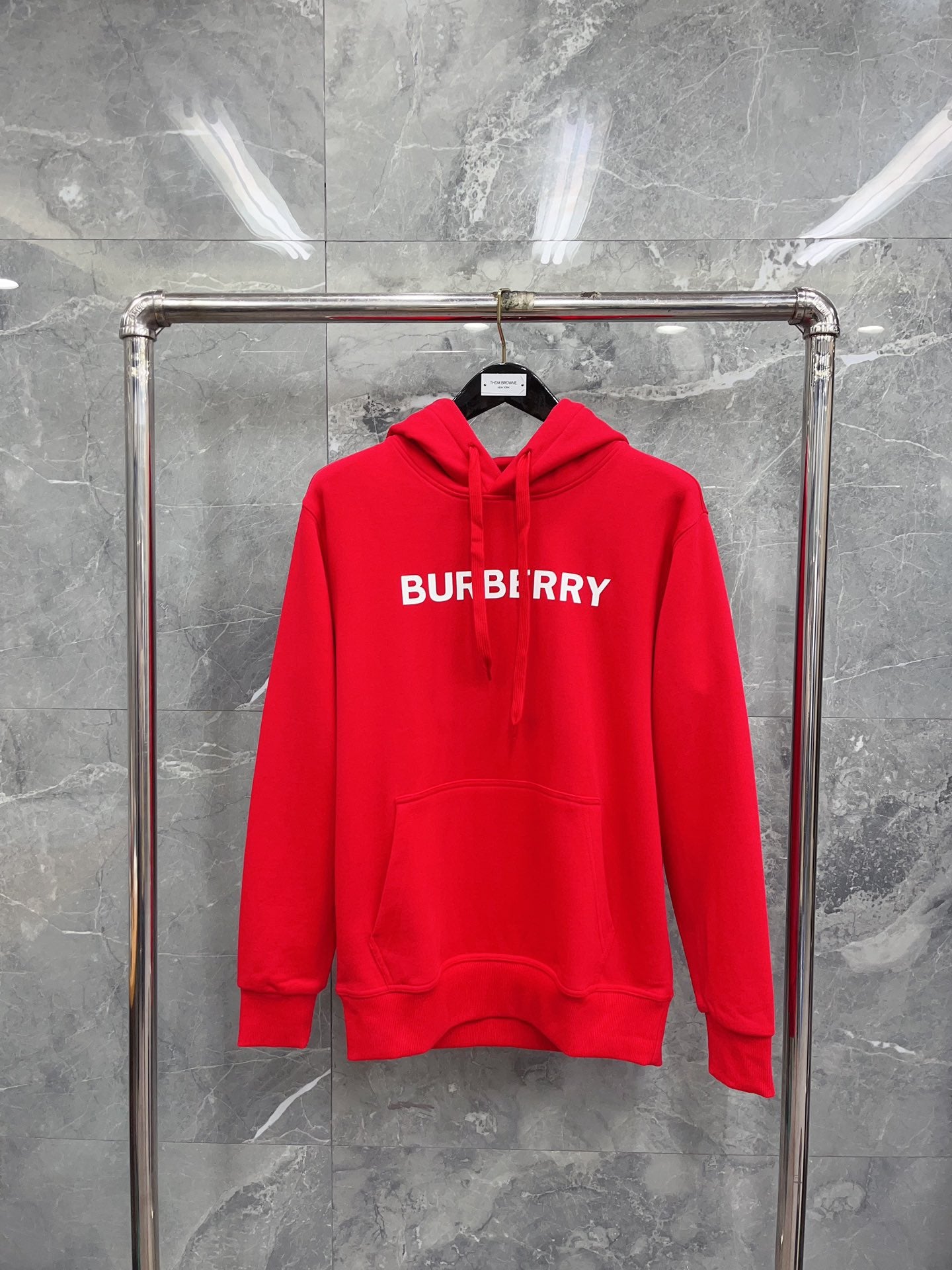 Sudadera con capucha negra, caqui, azul y roja