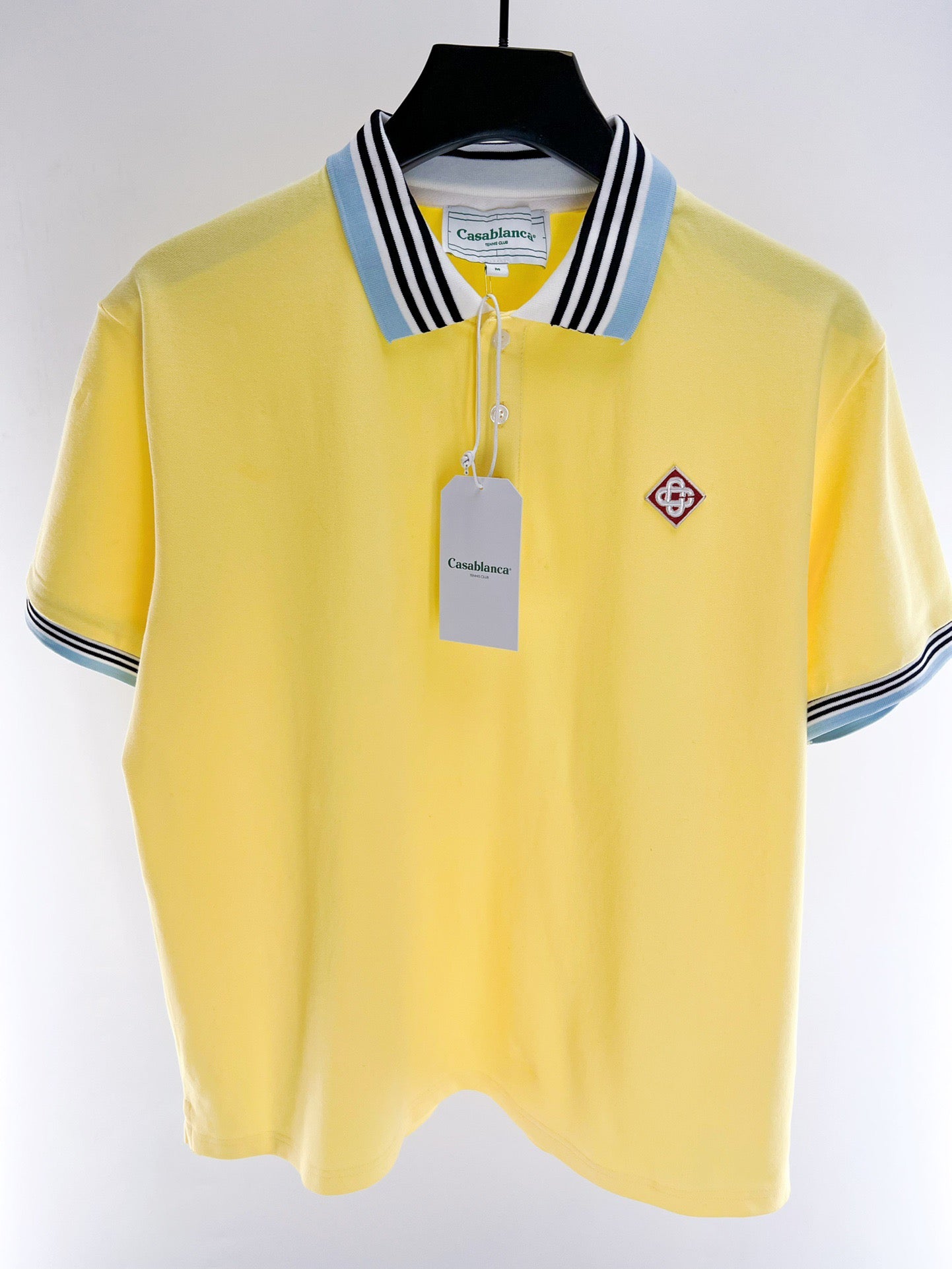 Polo amarillo y azul