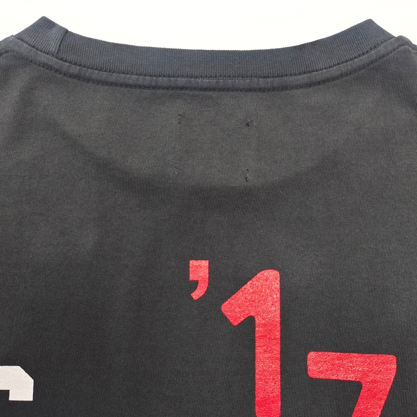 Camiseta amarilla, caqui y negra