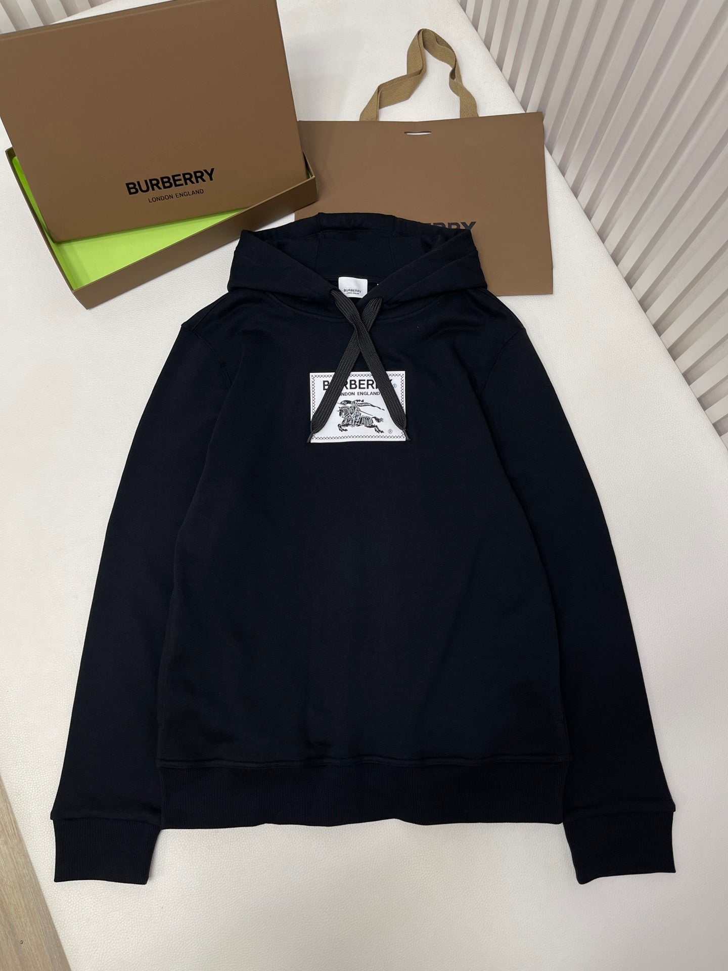 Sudadera con capucha en blanco y negro