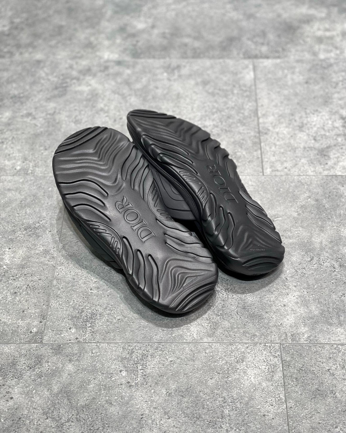 Schwarze und graue Schuhe