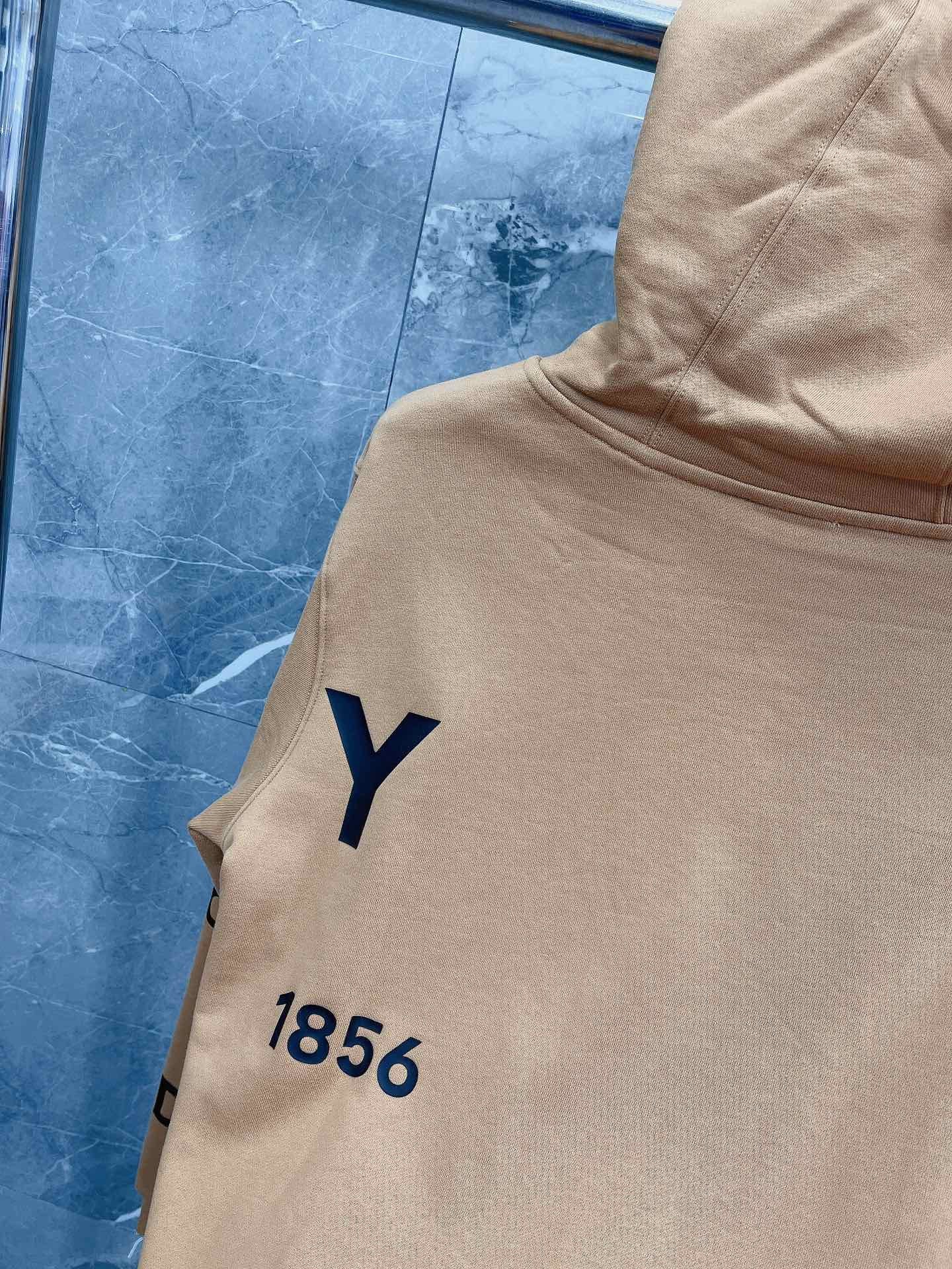 Sudadera con capucha negra, naranja claro y blanca