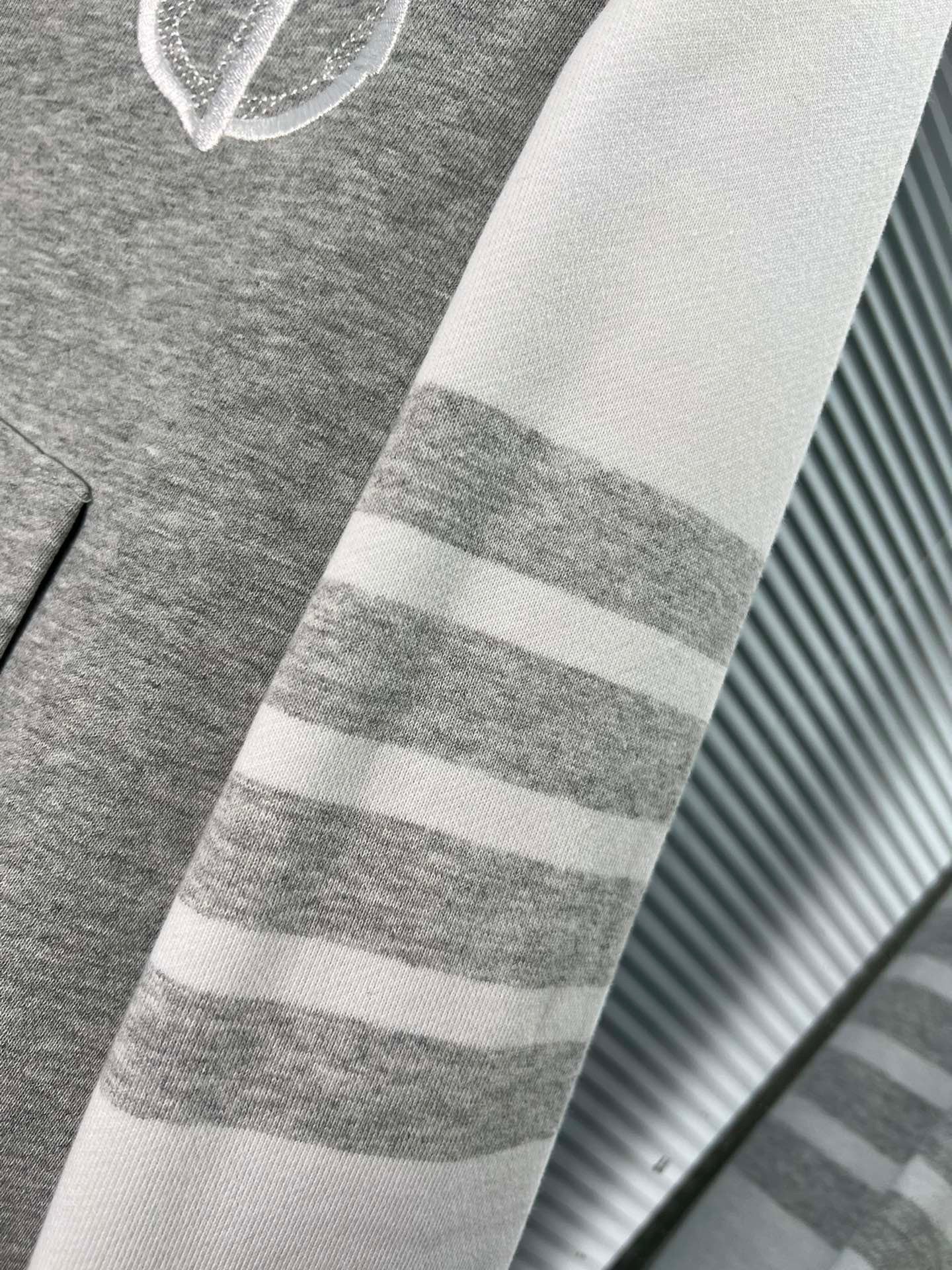 Sudadera con capucha gris y blanca