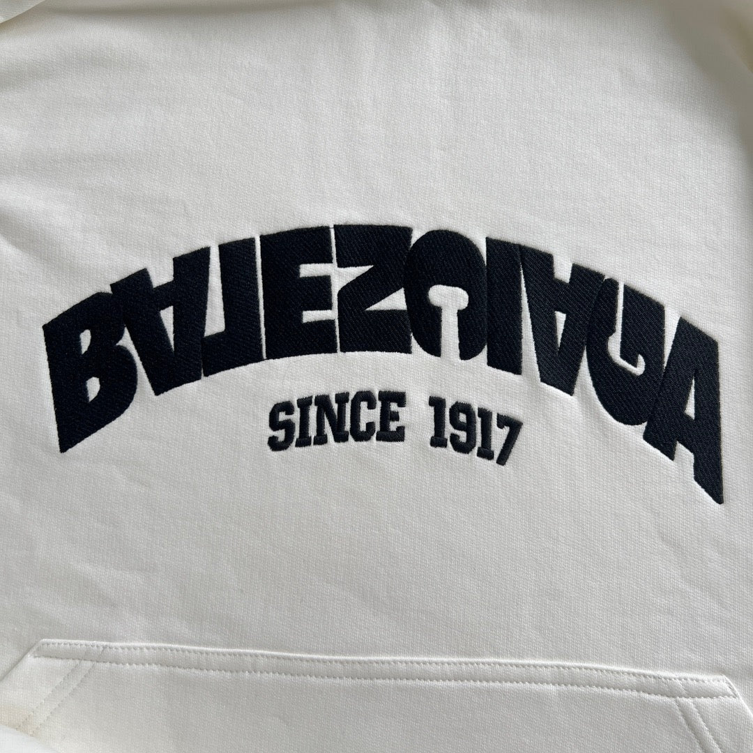 Sudadera con capucha en blanco y negro