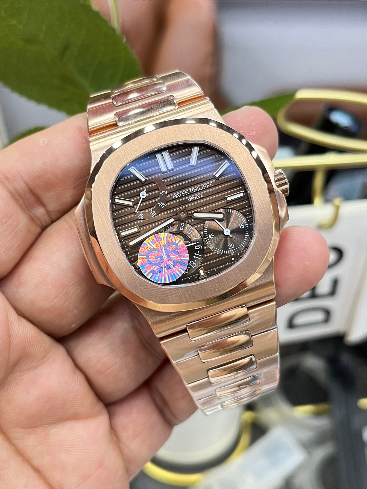 ساعة باللون الذهبي