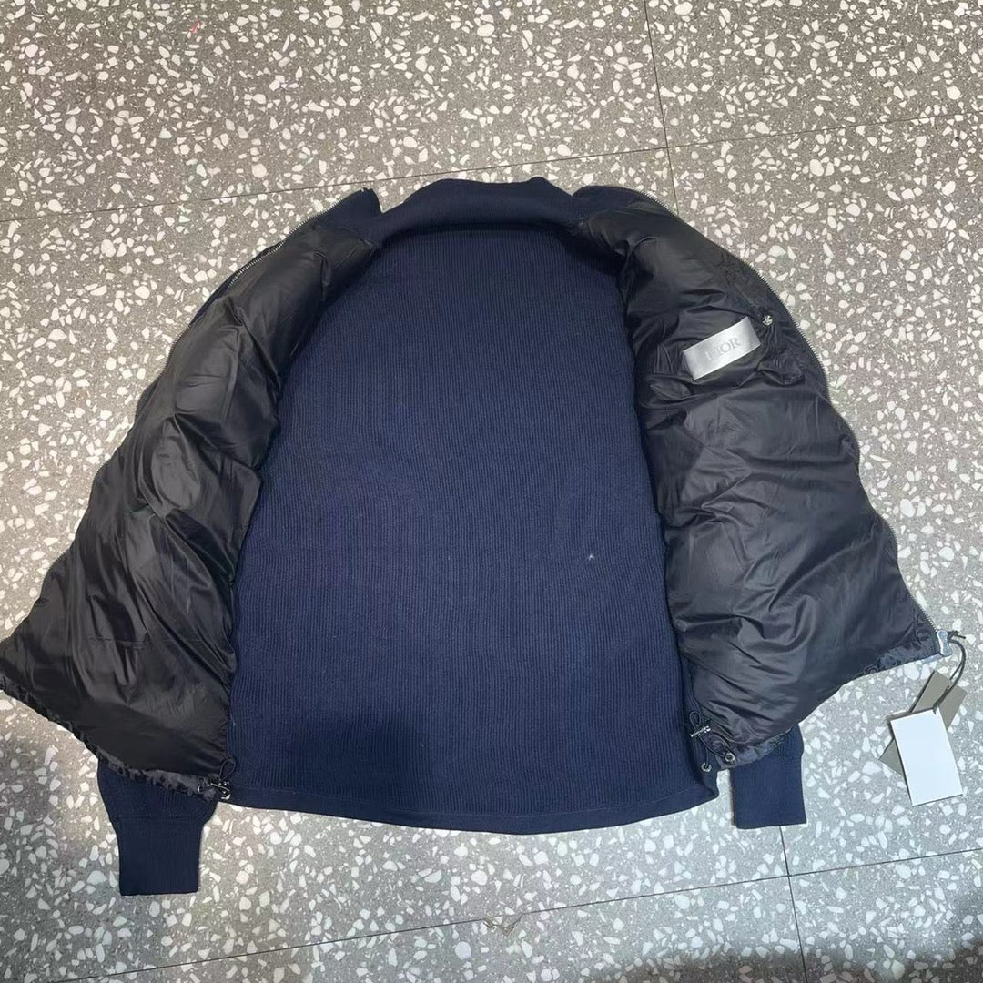 Schwarze, graue, blaue und weiße Jacke
