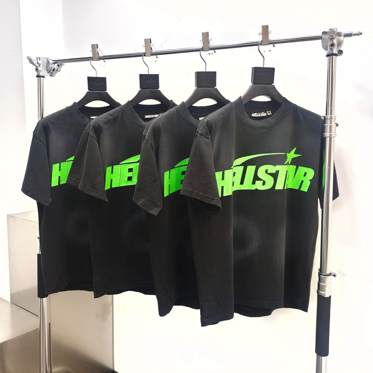 Schwarz-grünes T-Shirt