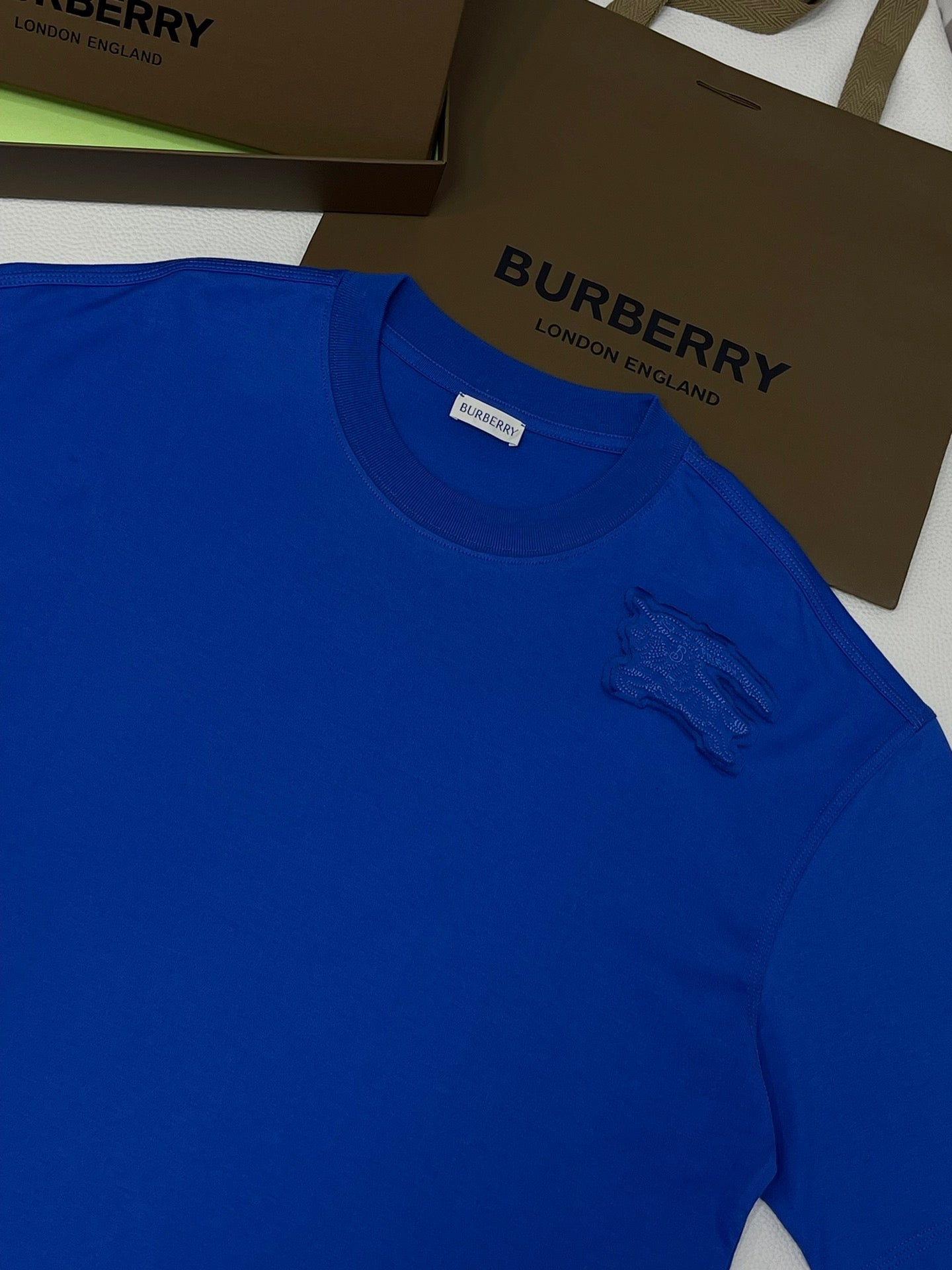 Schwarzes, weißes, grünes und blaues T-Shirt