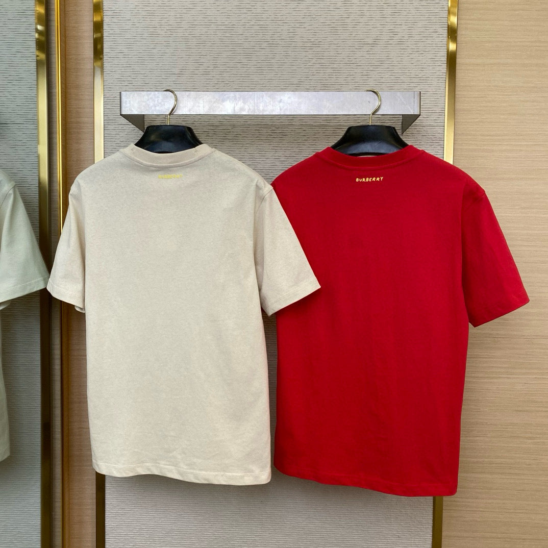 rotes und beiges T-Shirt