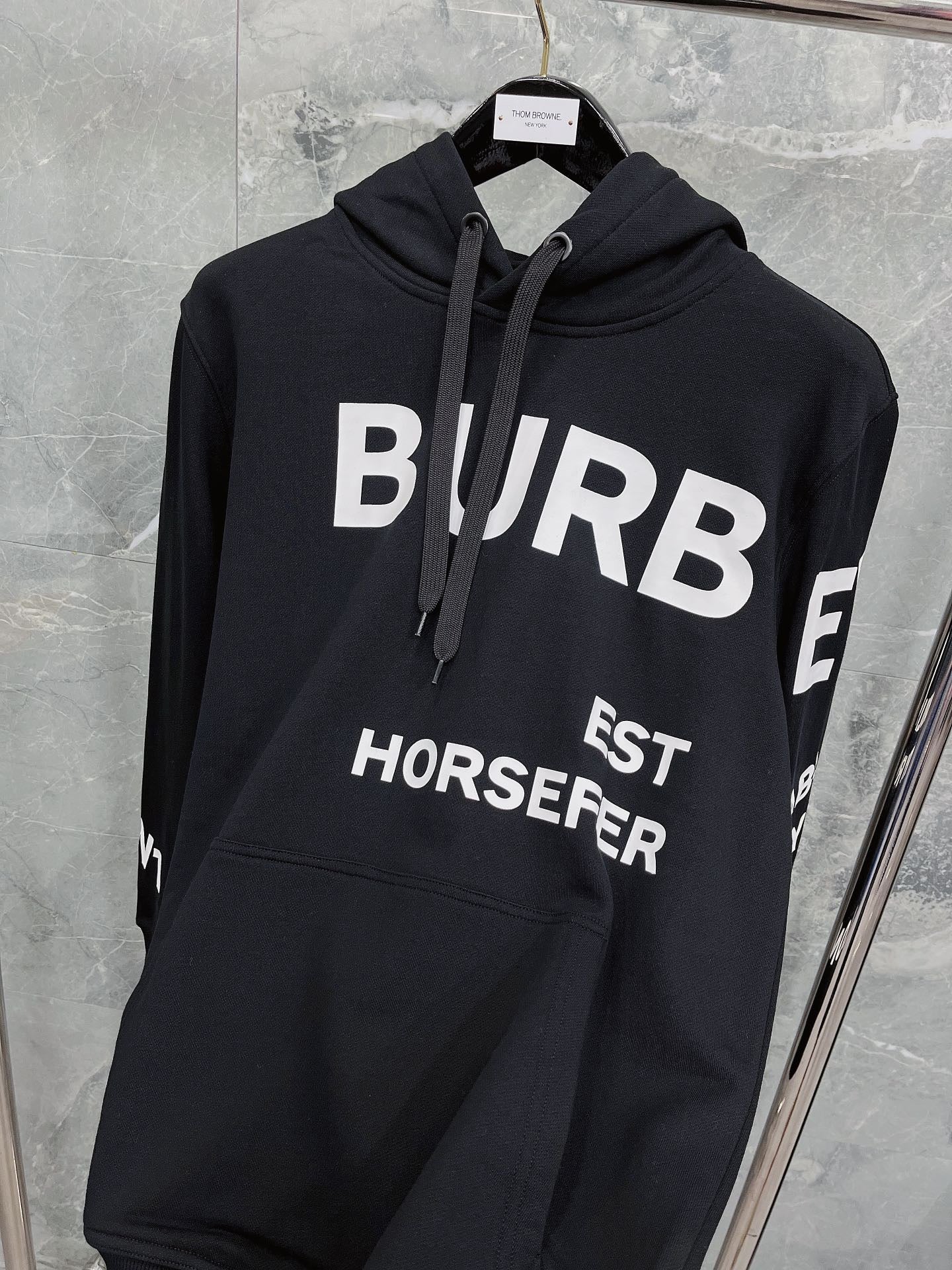 Sudadera con capucha negra, naranja claro y blanca