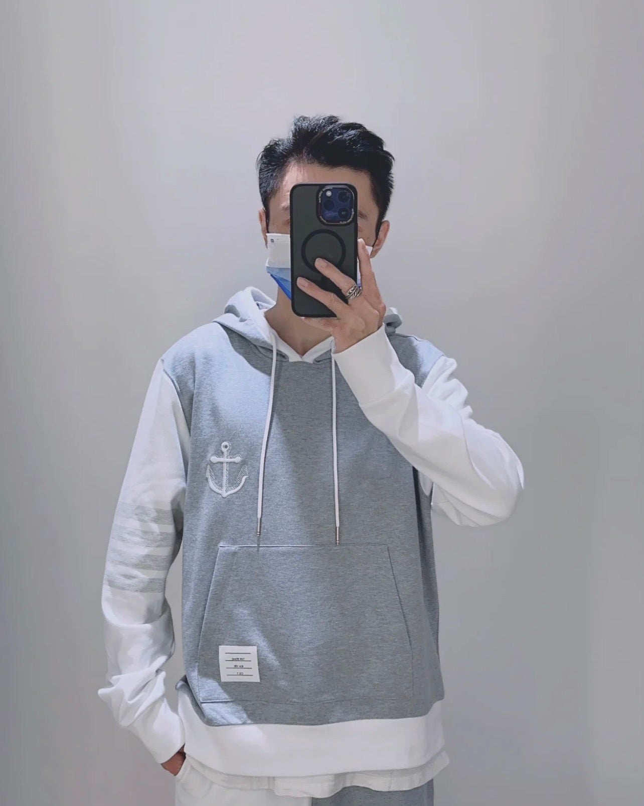 Sudadera con capucha gris y blanca