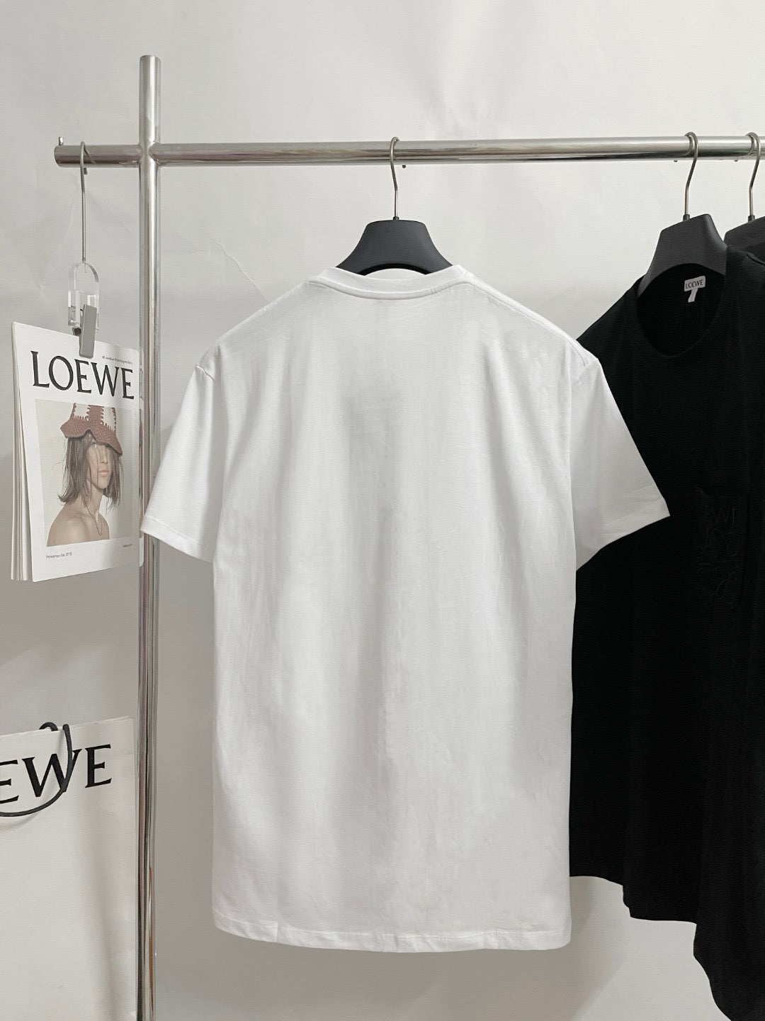 Camiseta blanca, negra y verde