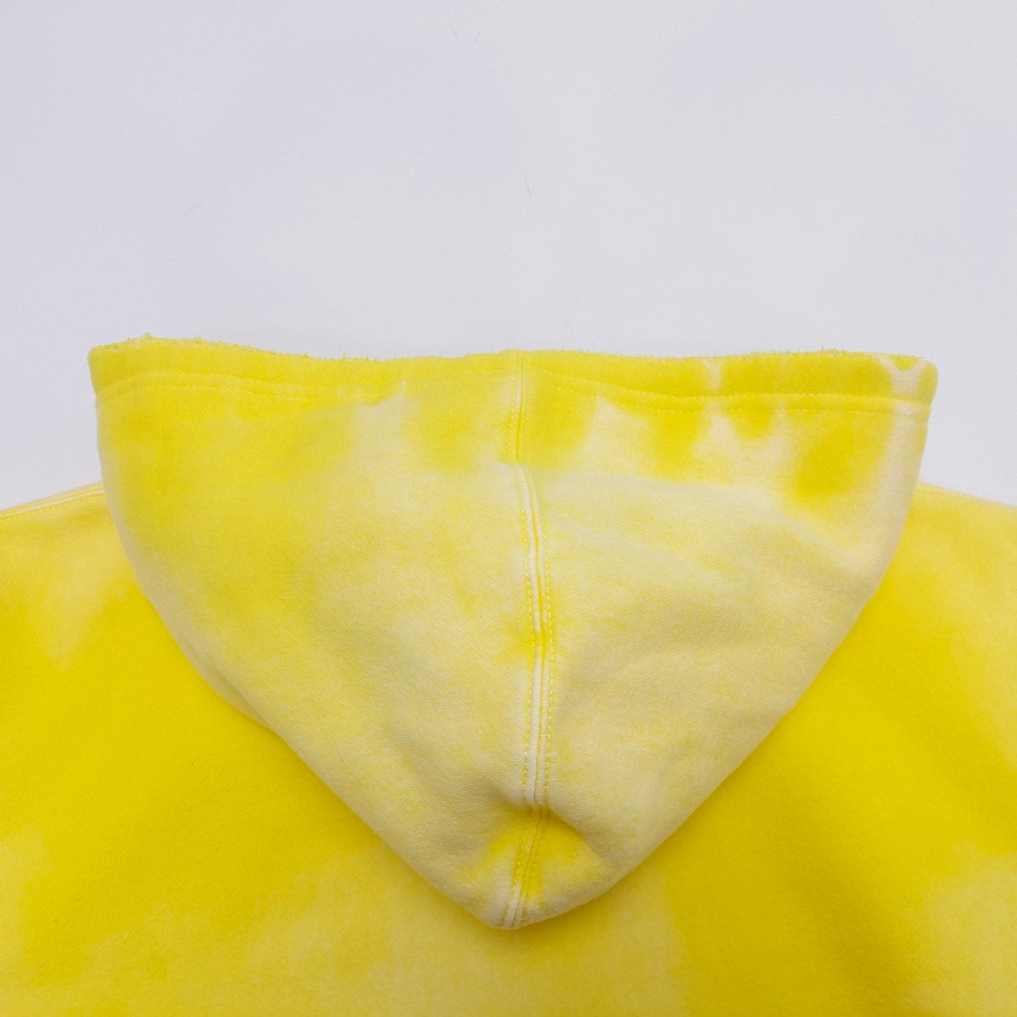 Sudadera con capucha amarilla y rosa