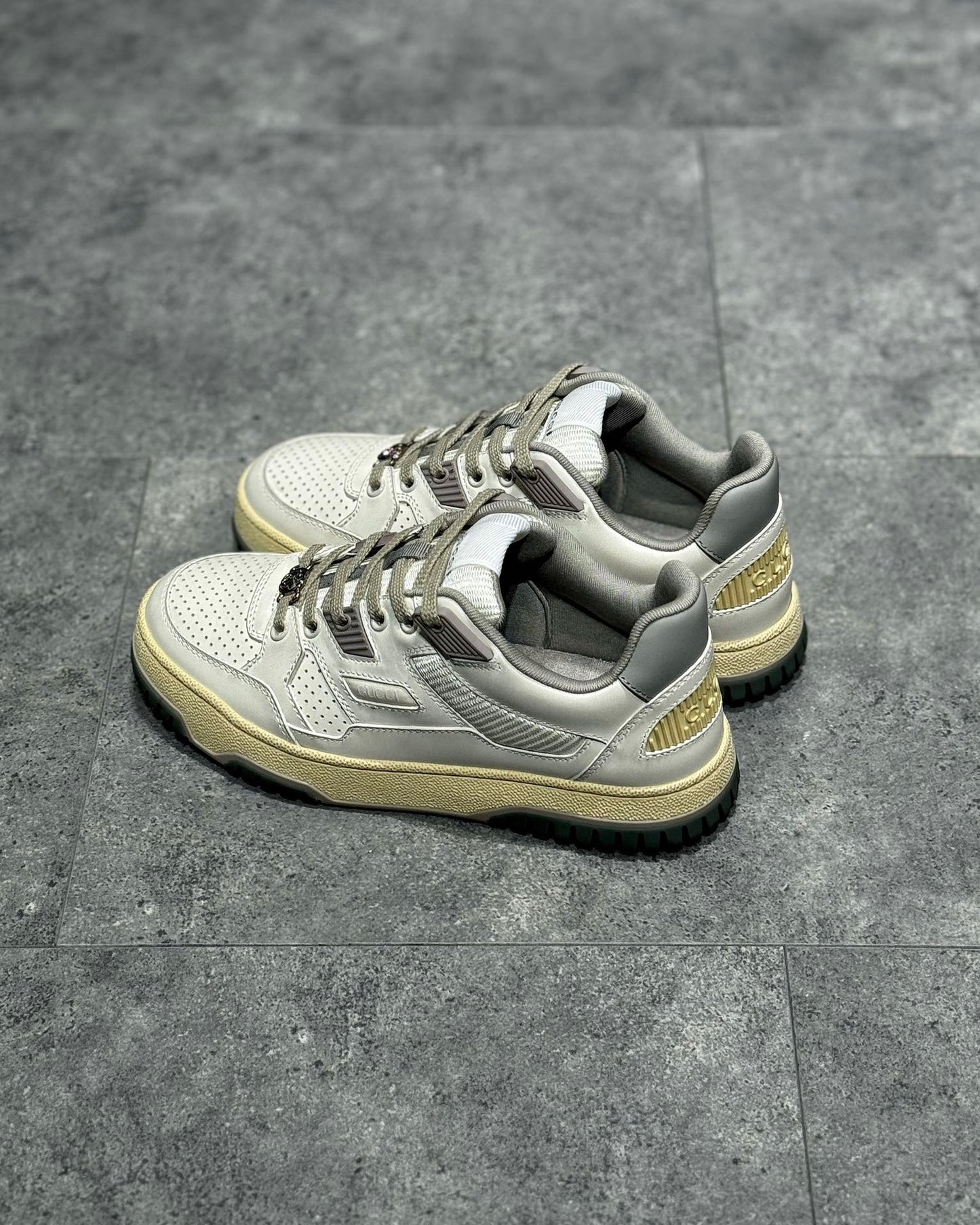 Weißgraue Schuhe