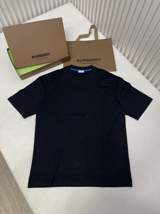 Schwarzes, weißes, grünes und blaues T-Shirt