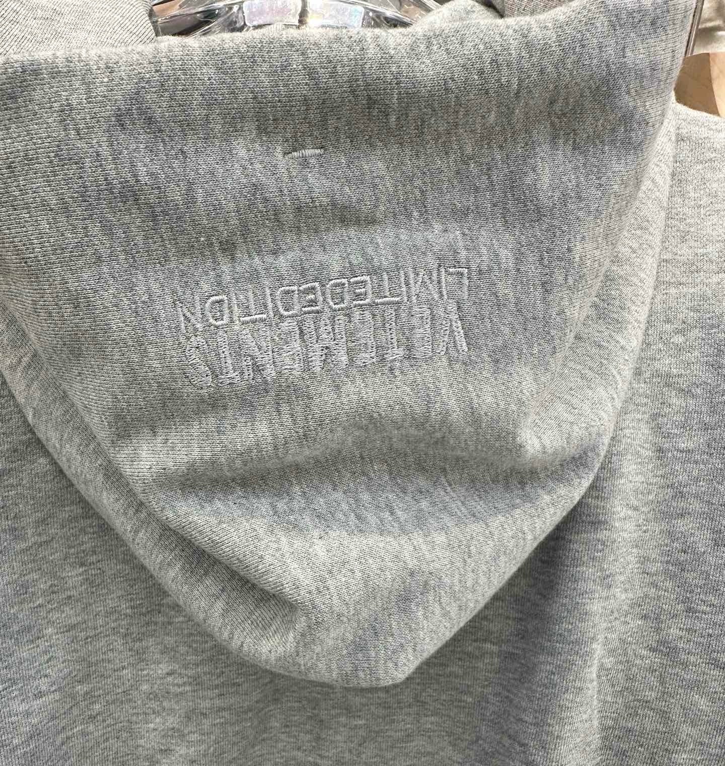 Chaqueta negra y gris