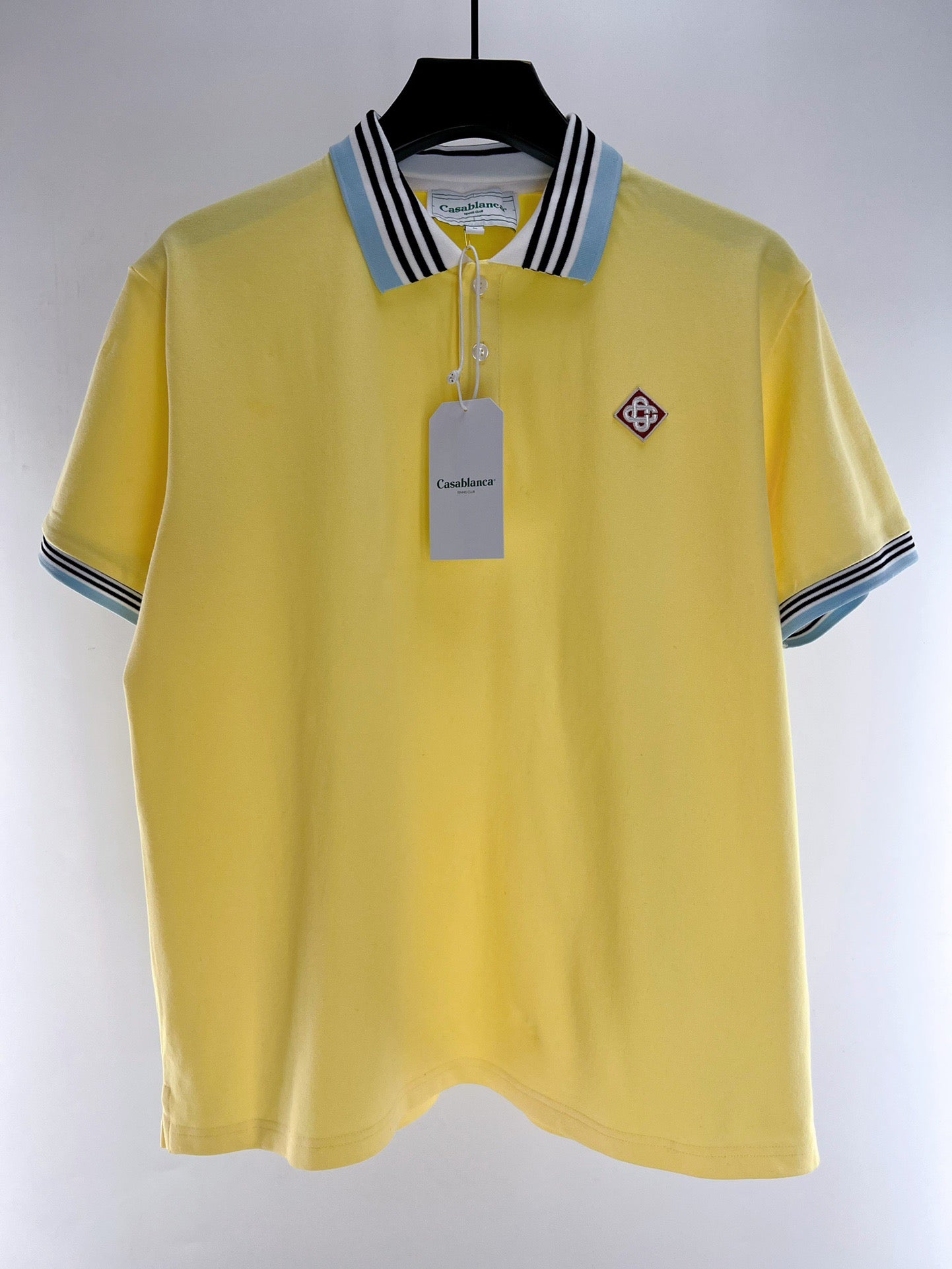Polo amarillo y azul