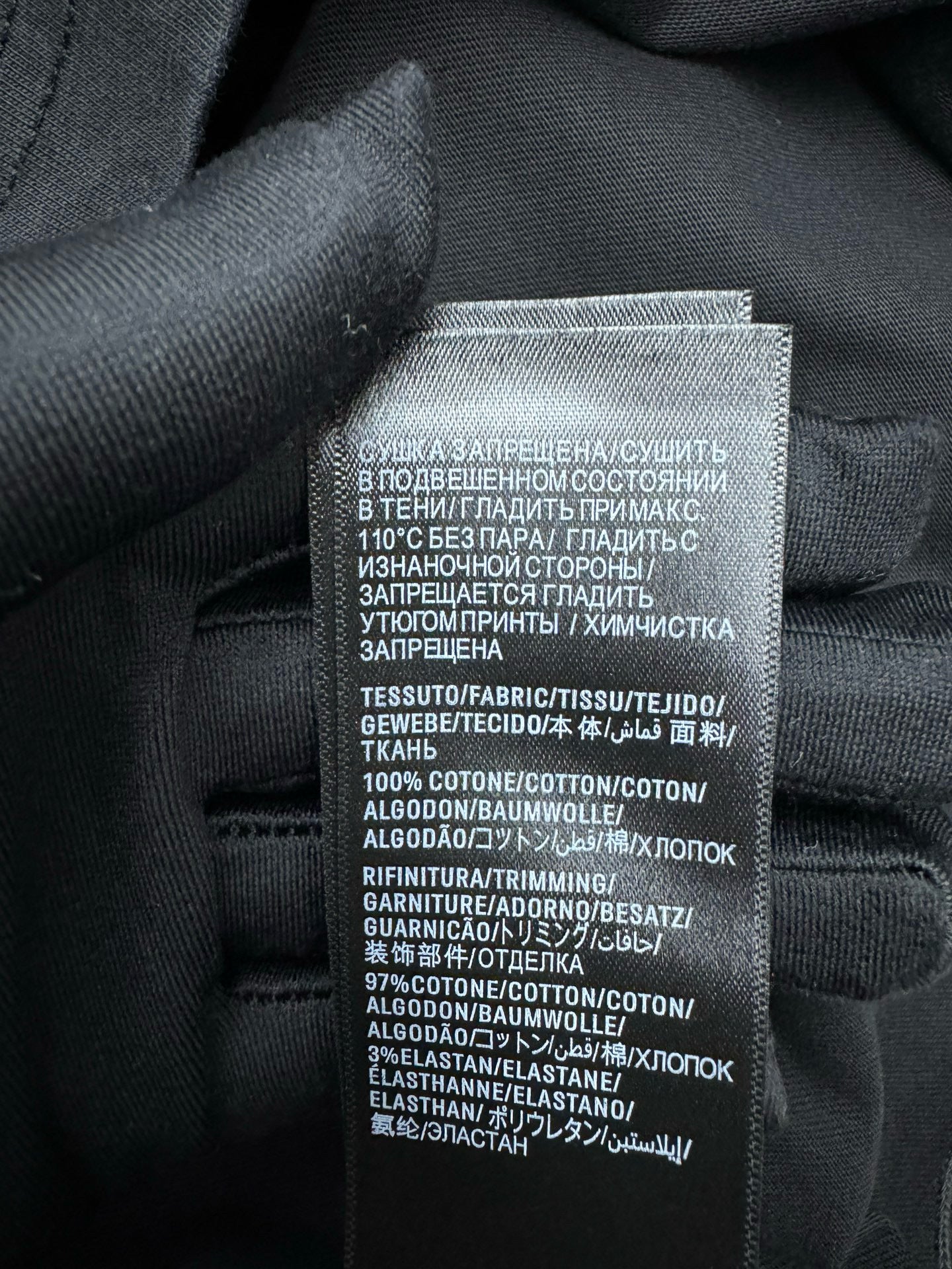 Dunkelschwarzes T-Shirt