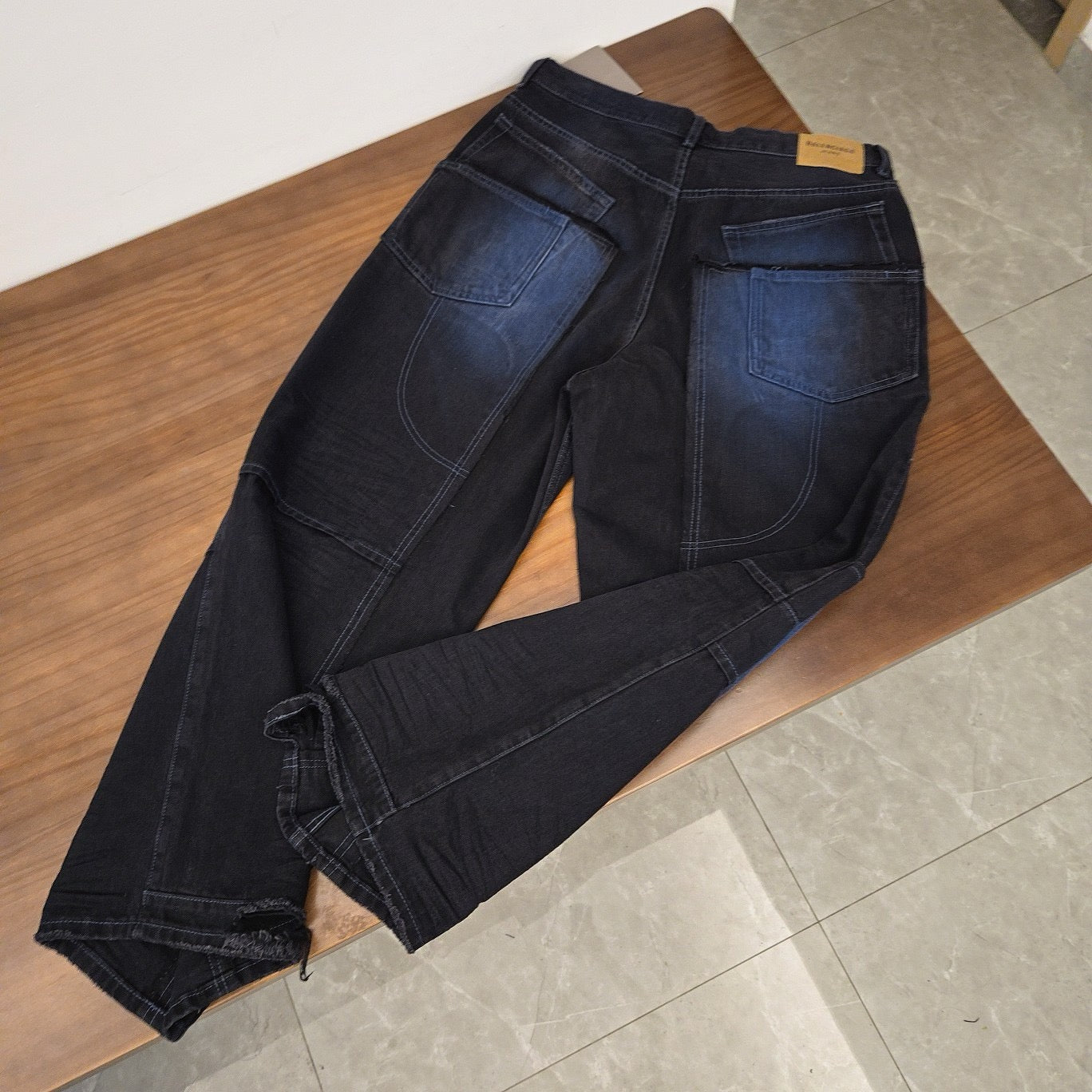 Schwarz-blaue Hose