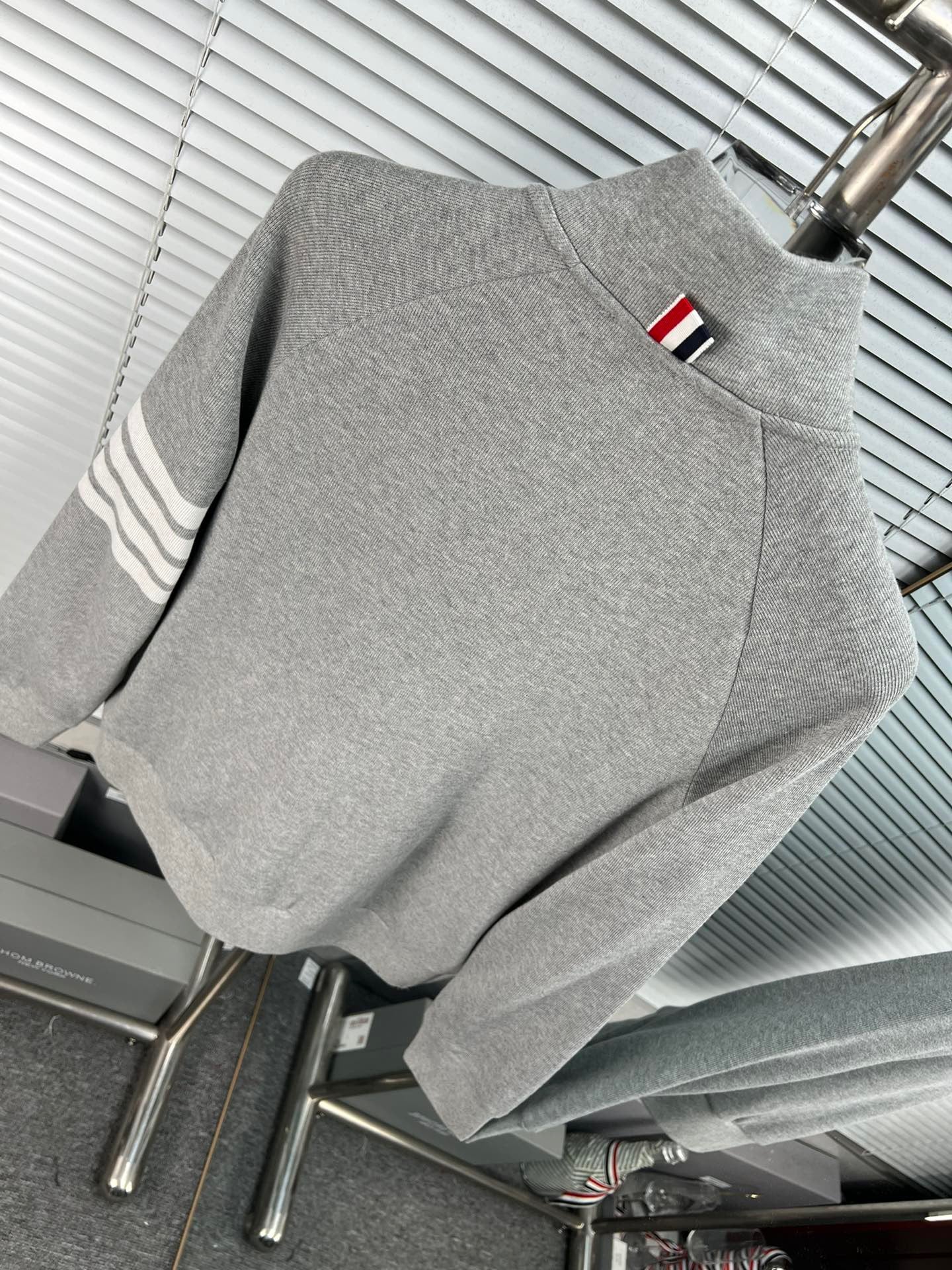 Graue und dunkelblaue Jacke