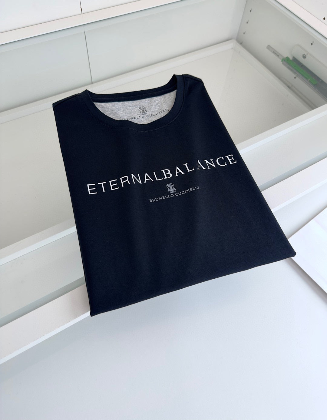 Schwarz-weißes T-Shirt