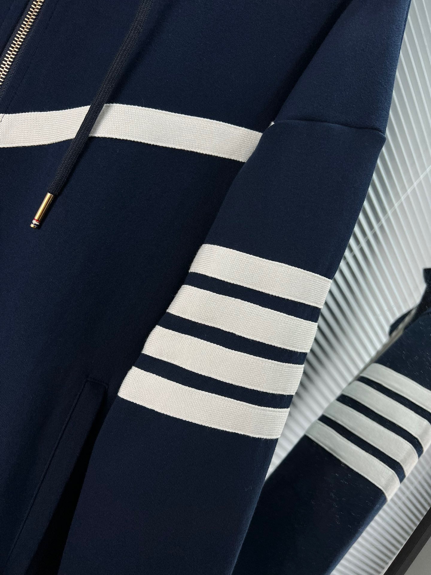 Dunkelblaue und schwarze Jacke