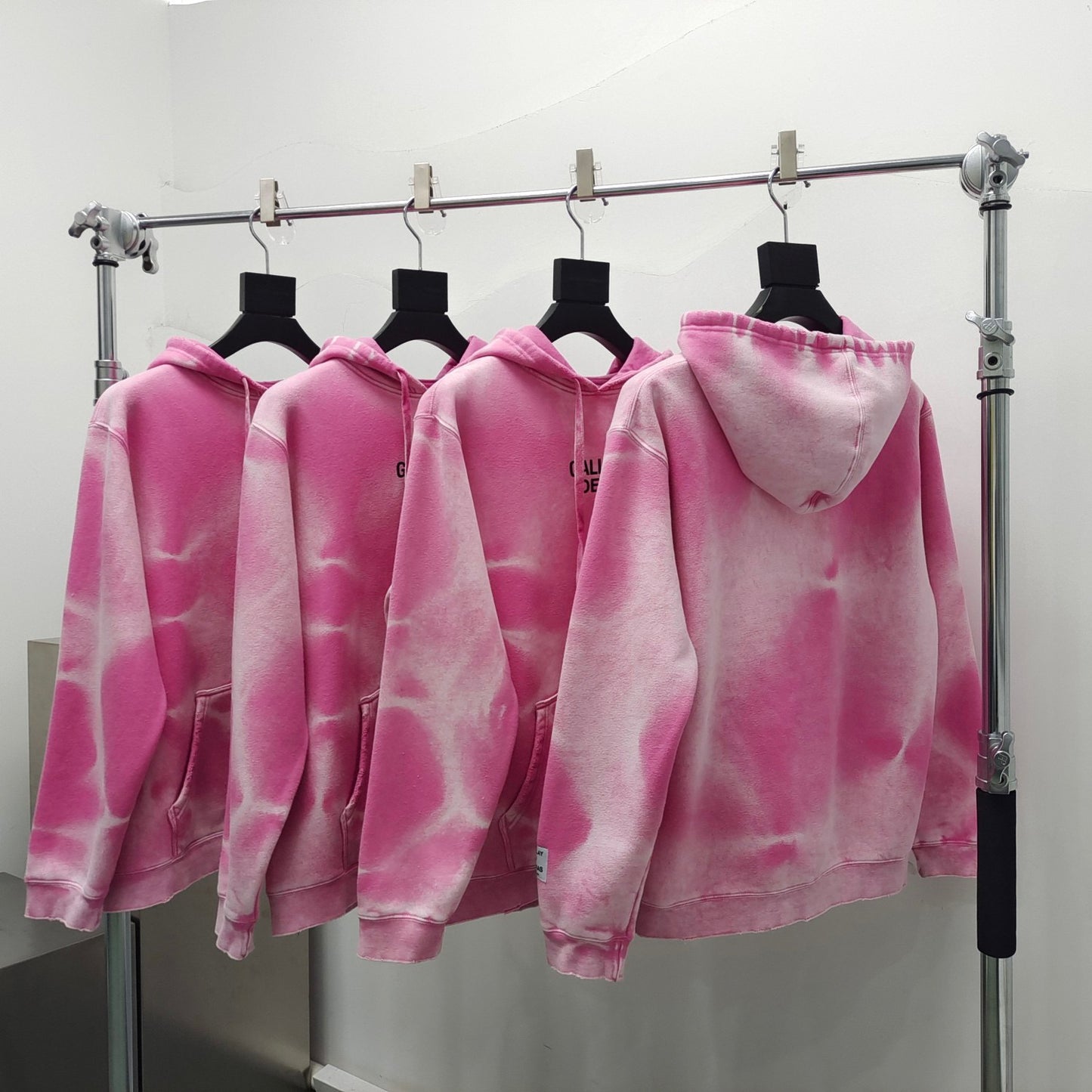 Sudadera con capucha amarilla y rosa