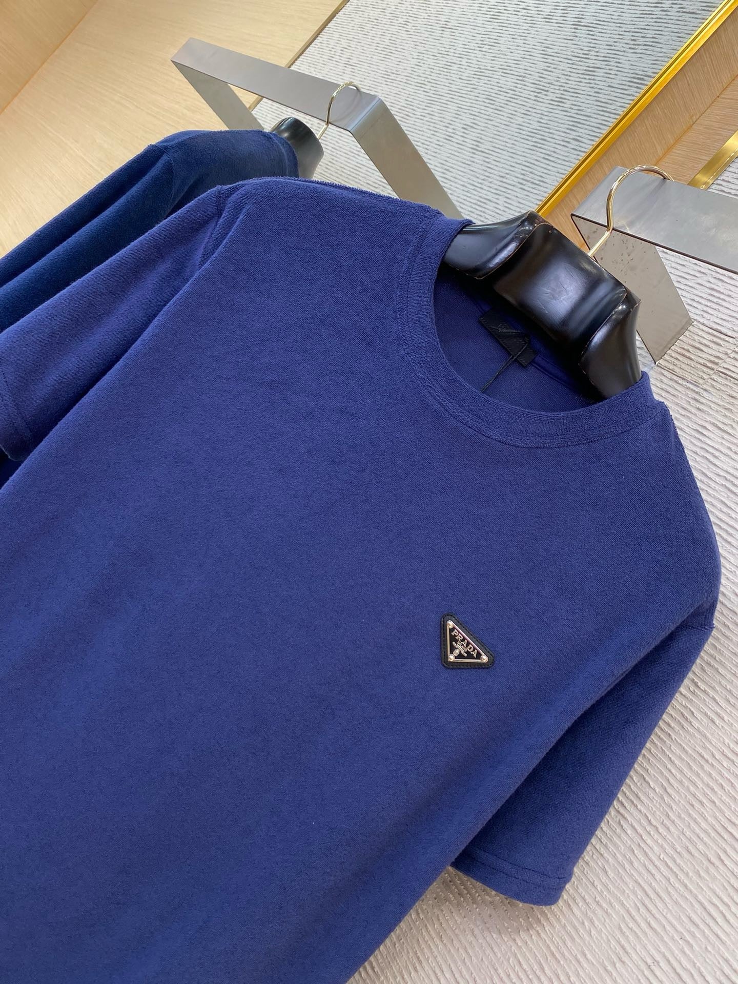 Camiseta blanca y azul