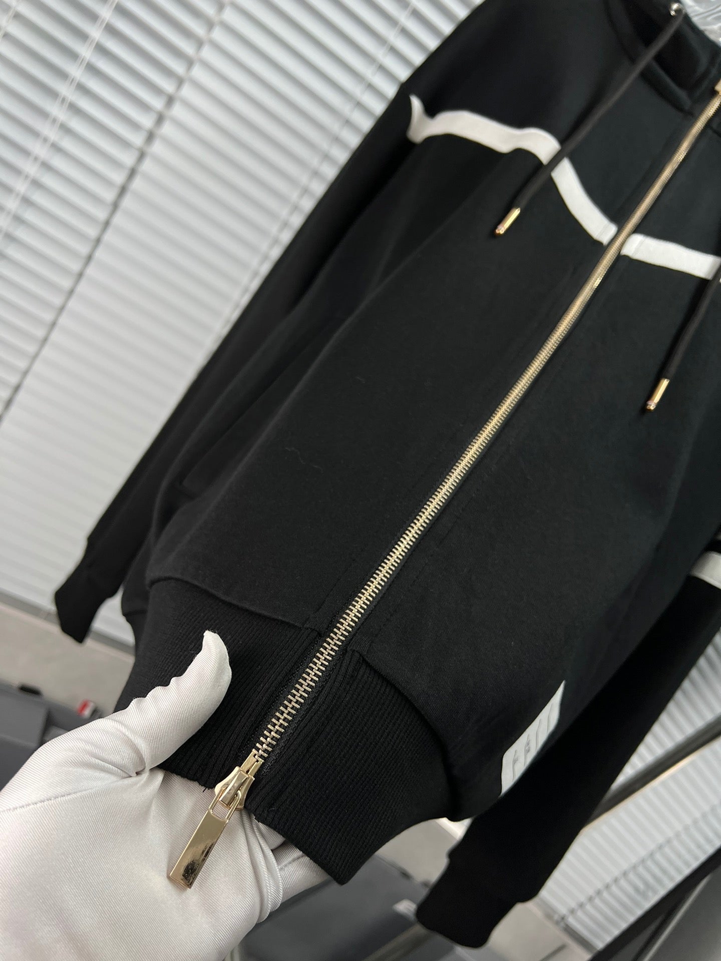 Dunkelblaue und schwarze Jacke