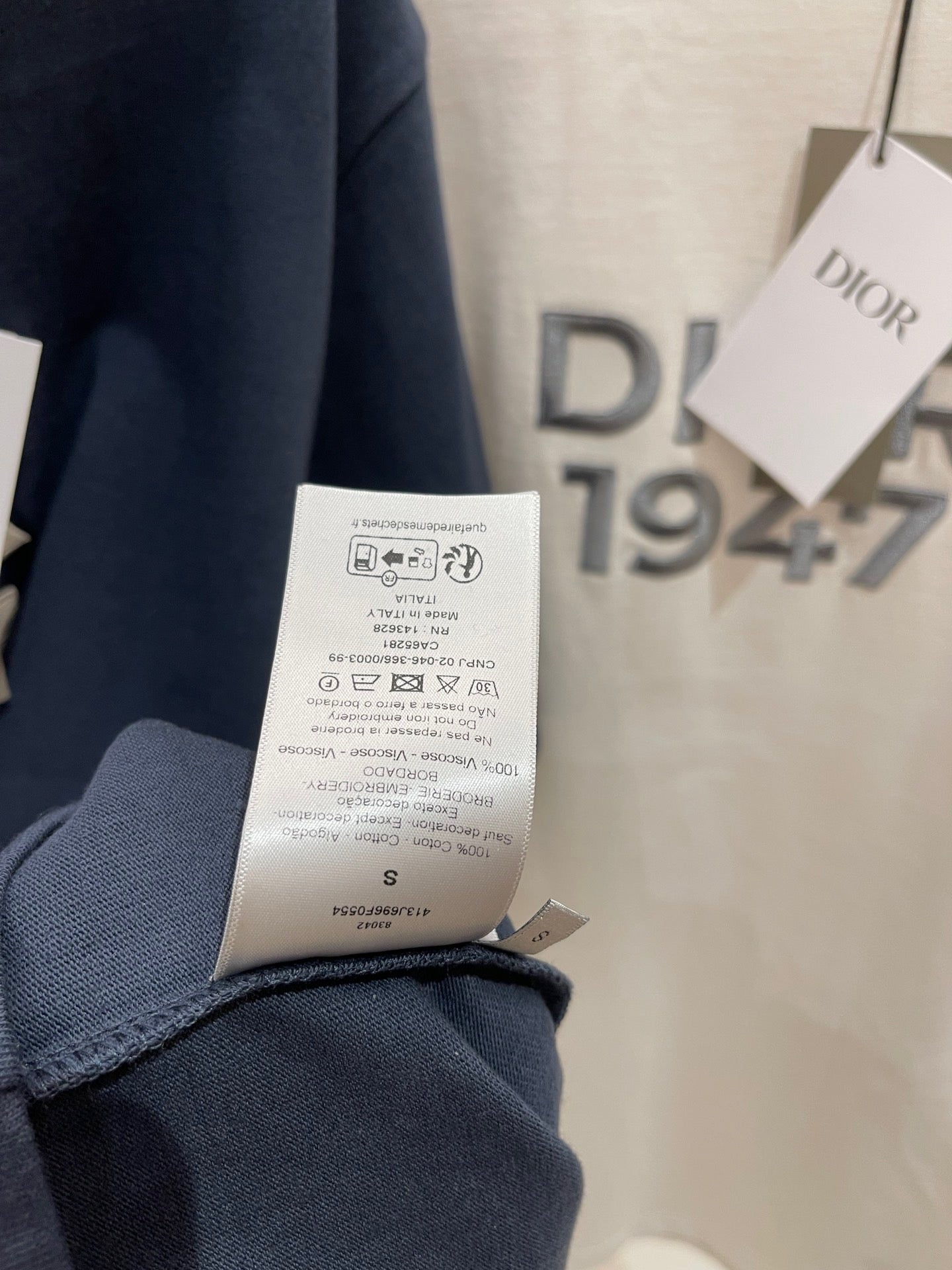 Blau-weißes T-Shirt