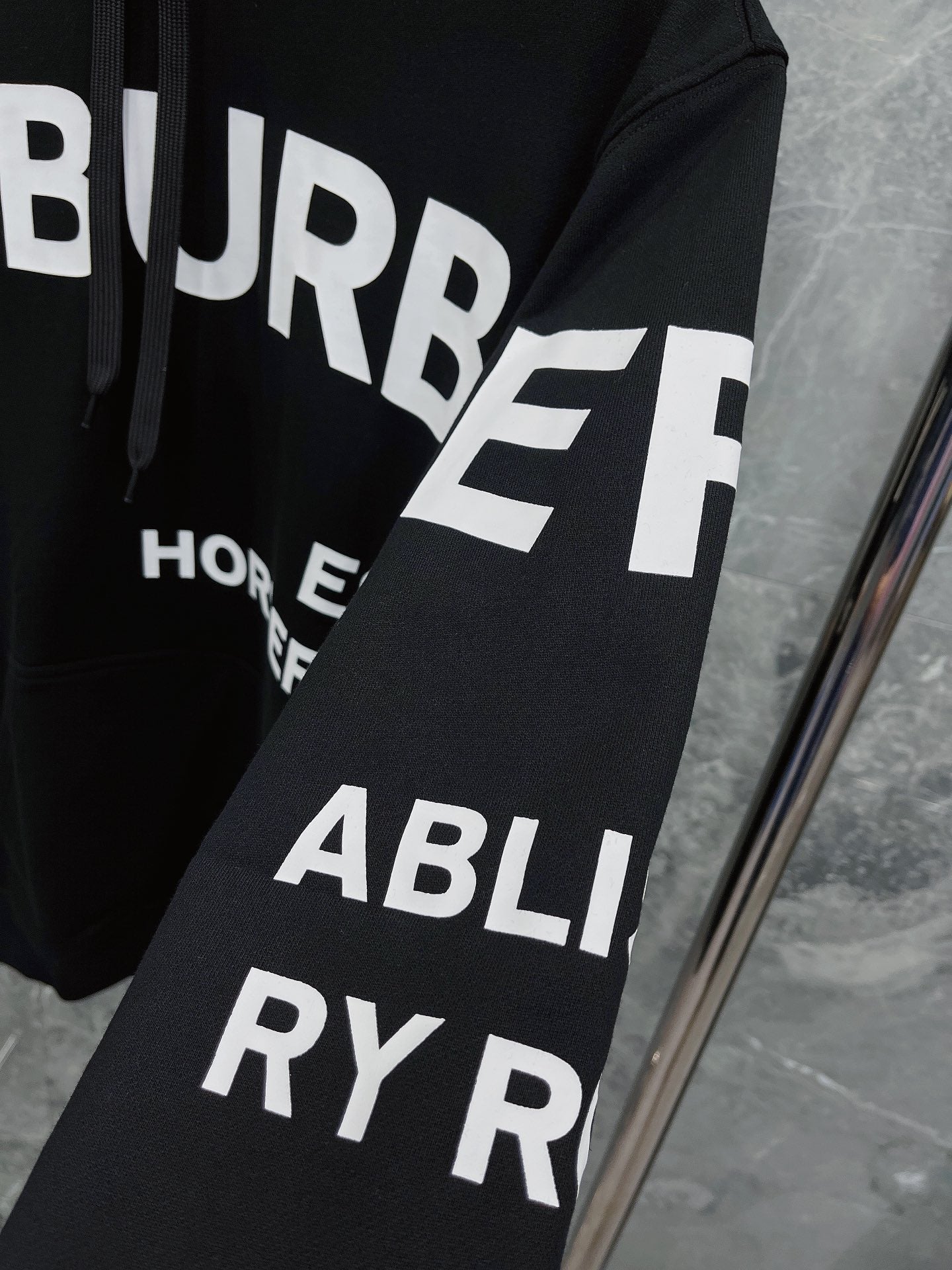 Sudadera con capucha negra, naranja claro y blanca