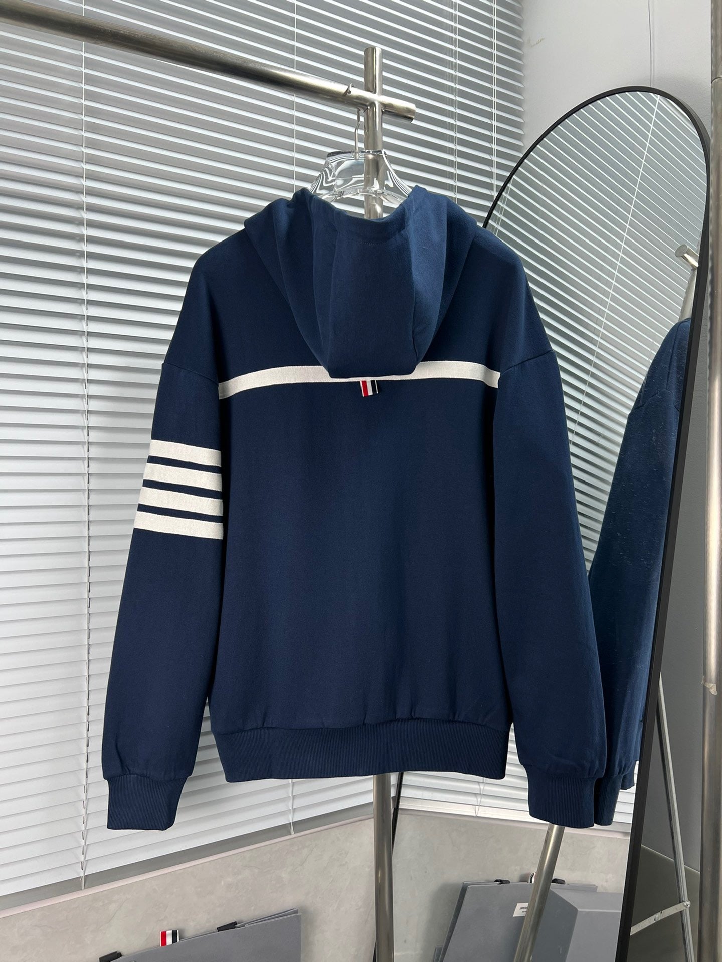 Dunkelblaue und schwarze Jacke