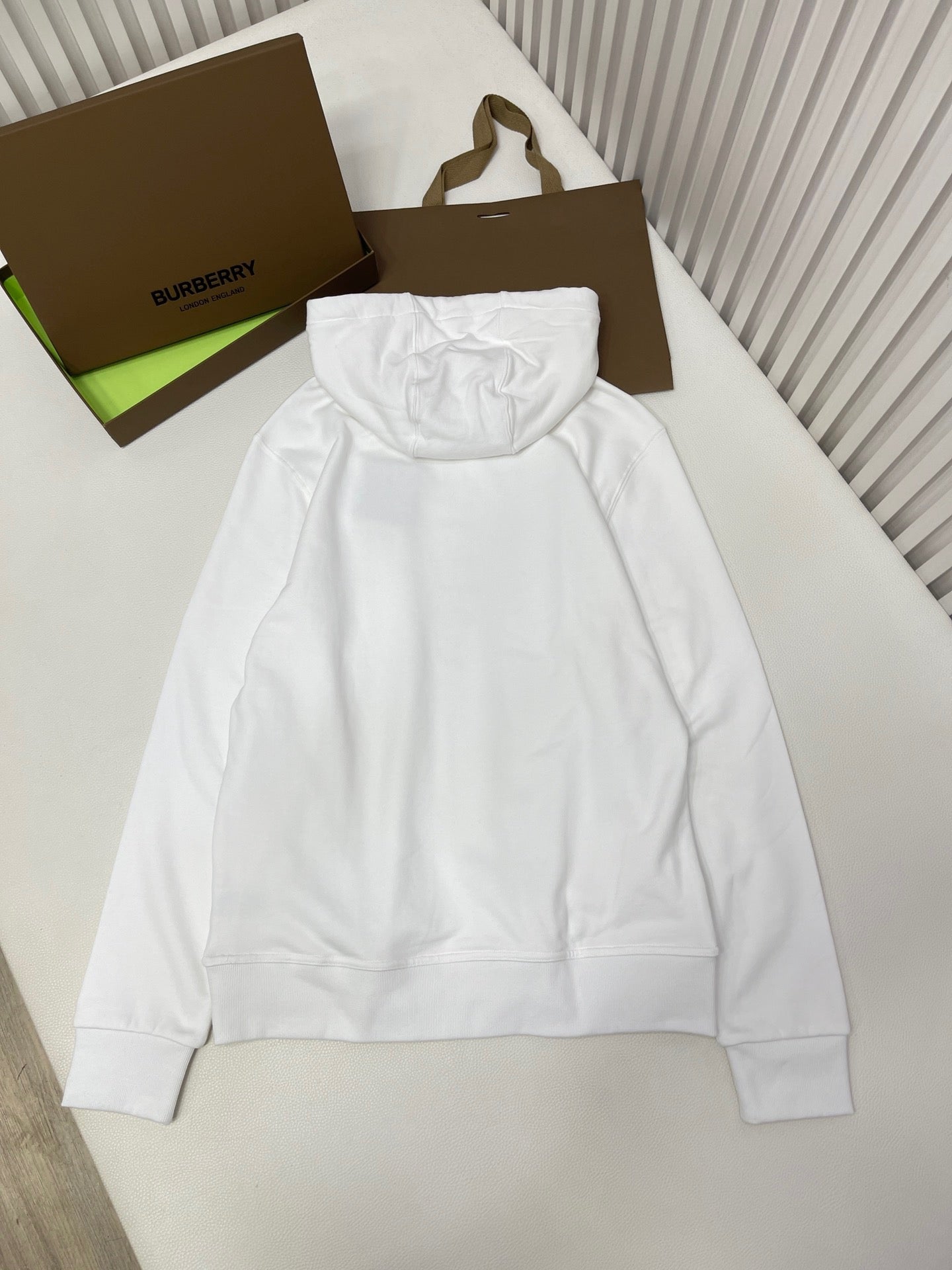 Sudadera con capucha en blanco y negro