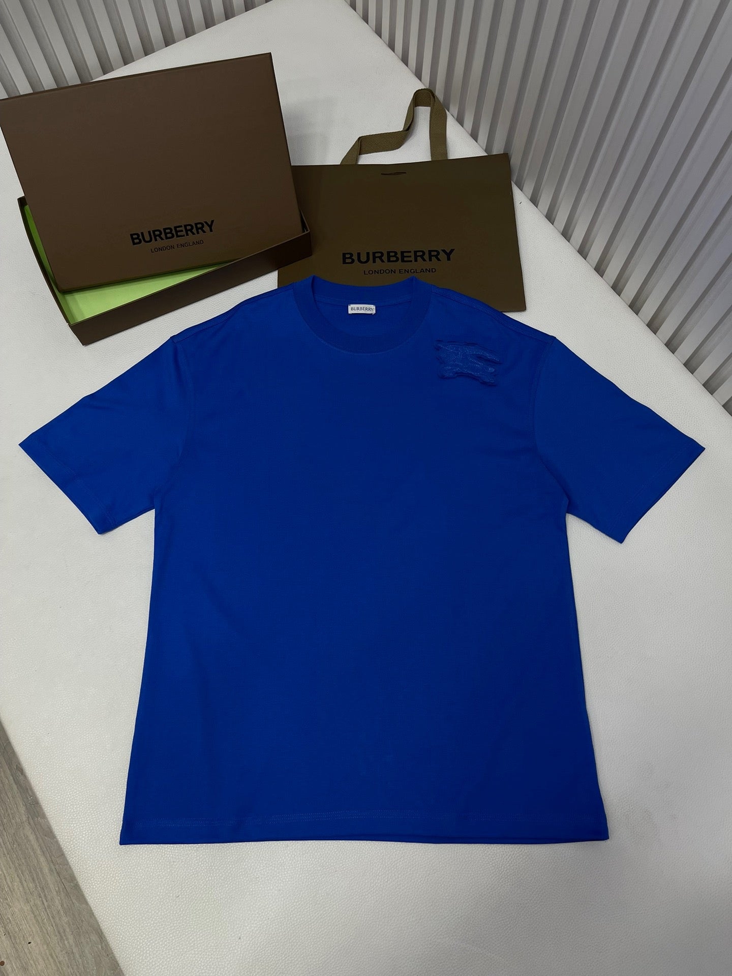 Schwarzes, weißes, grünes und blaues T-Shirt