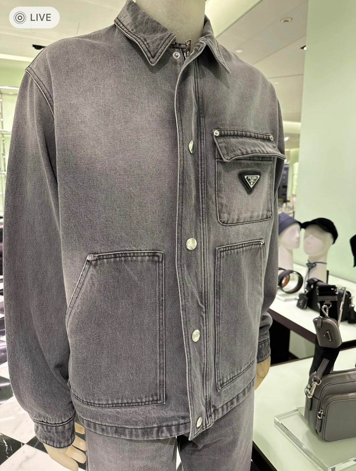 Chaqueta negra y gris